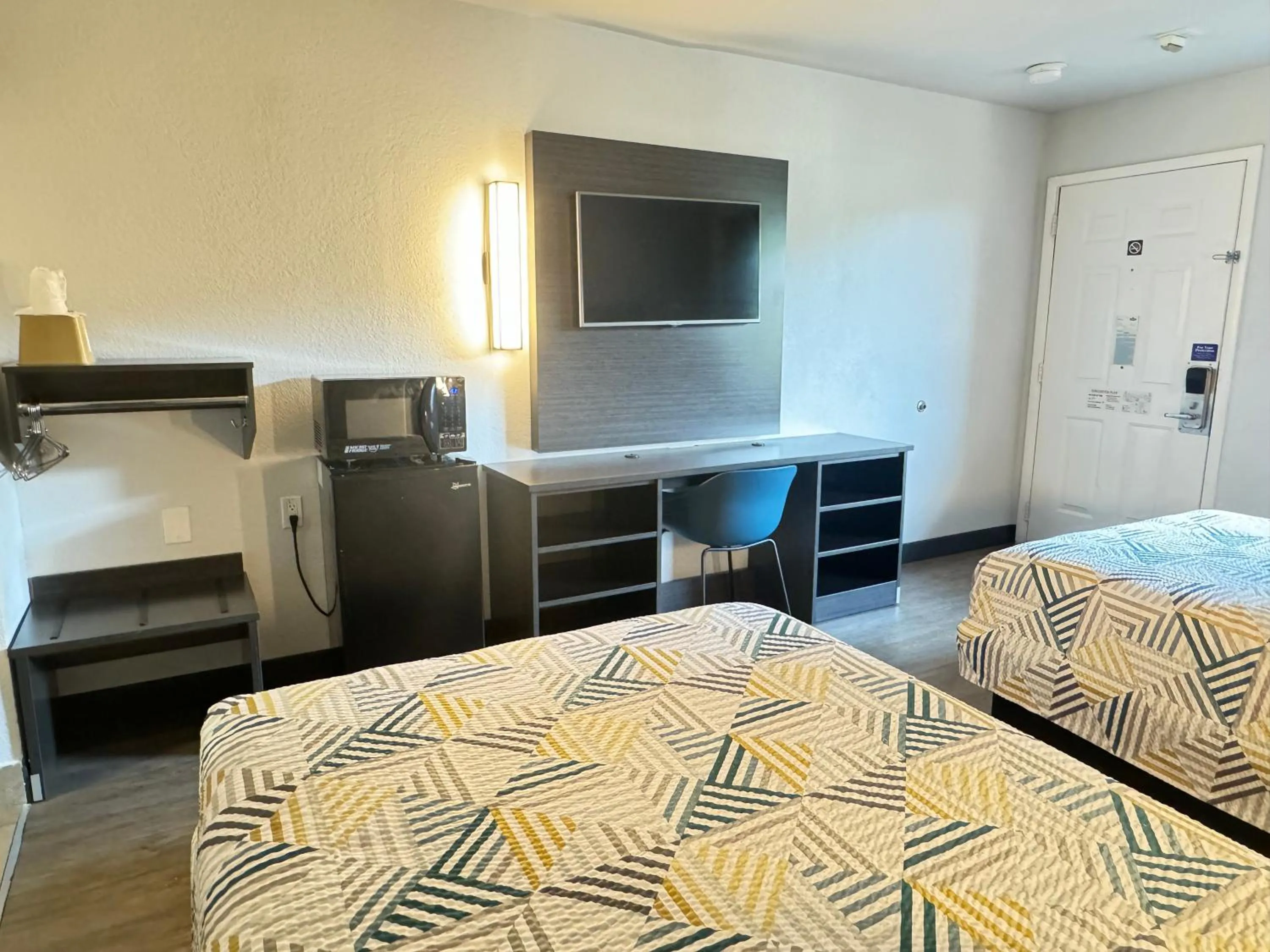 TV and multimedia, Bed in Masters Inn Tucker