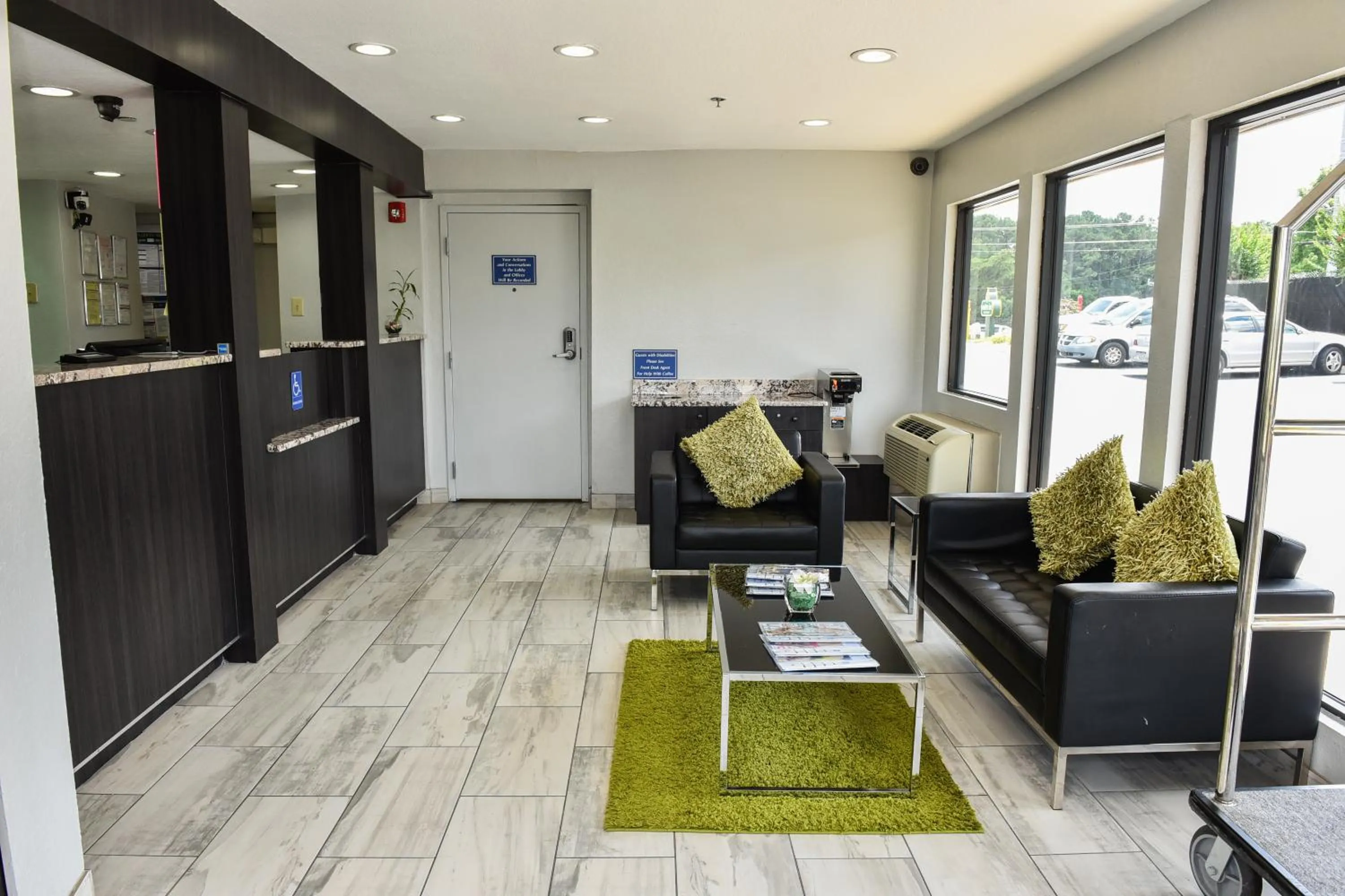 Communal lounge/ TV room in Masters Inn Tucker