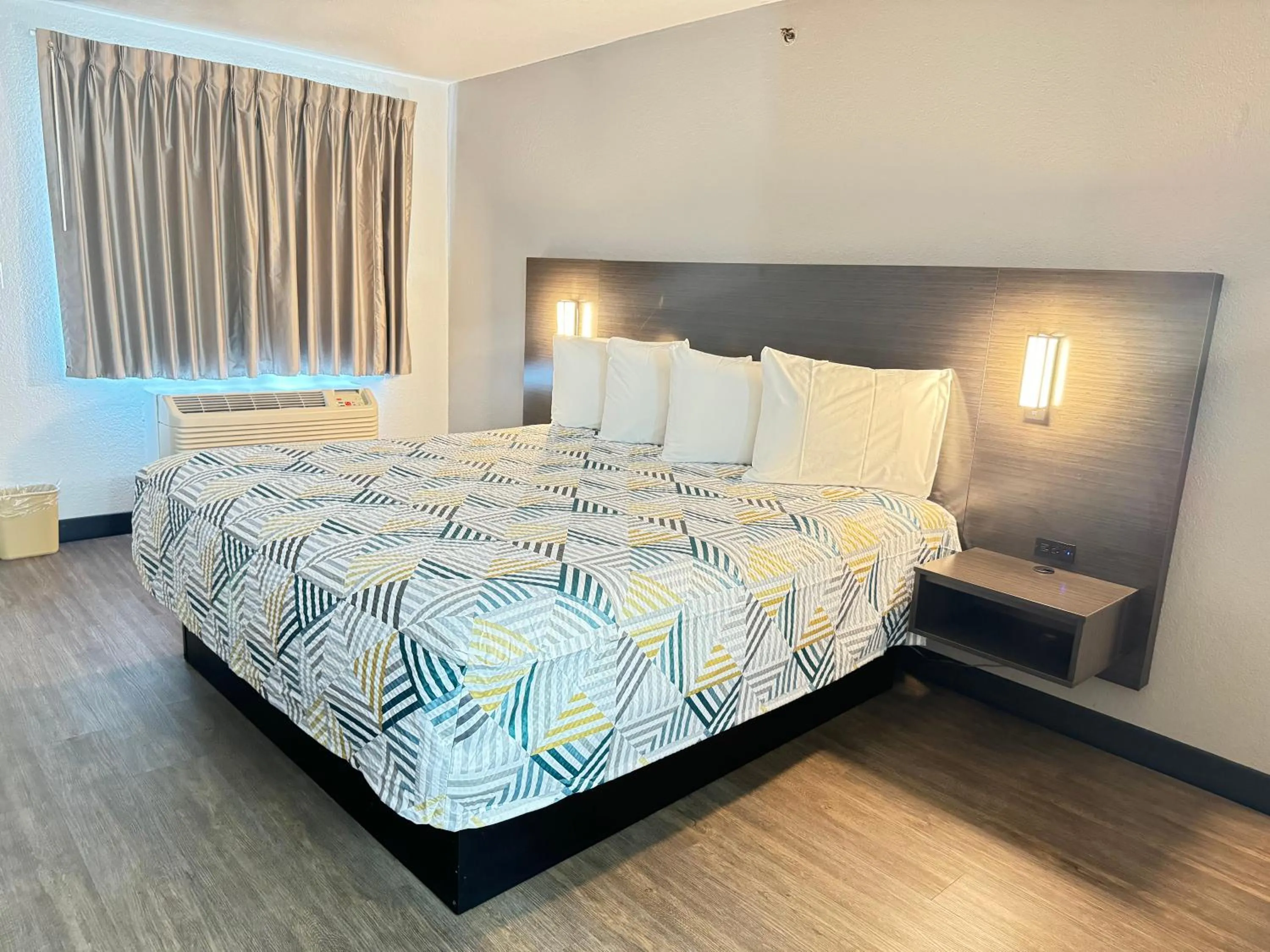 Bed in Masters Inn Tucker