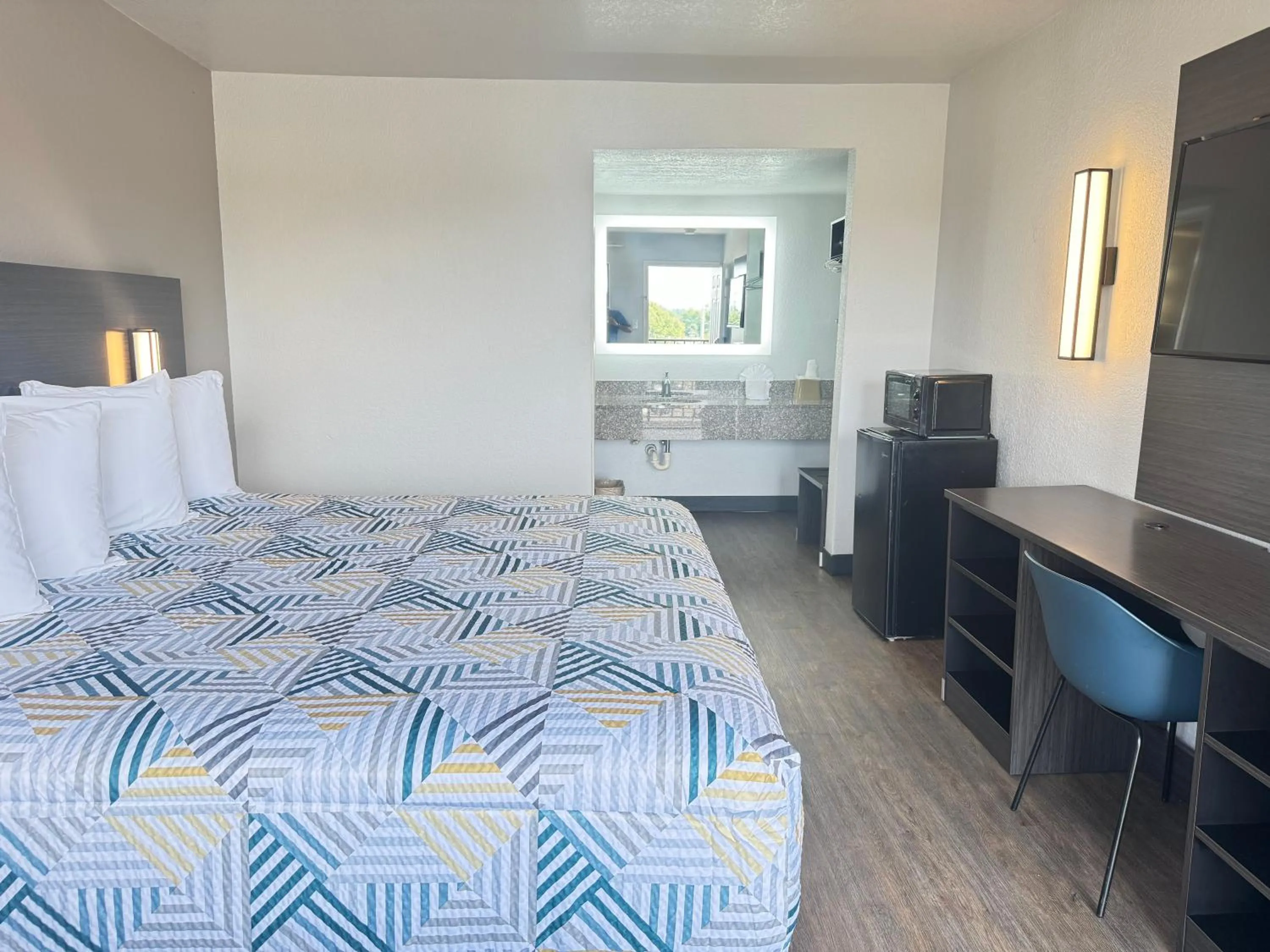 Photo of the whole room, Bed in Masters Inn Tucker