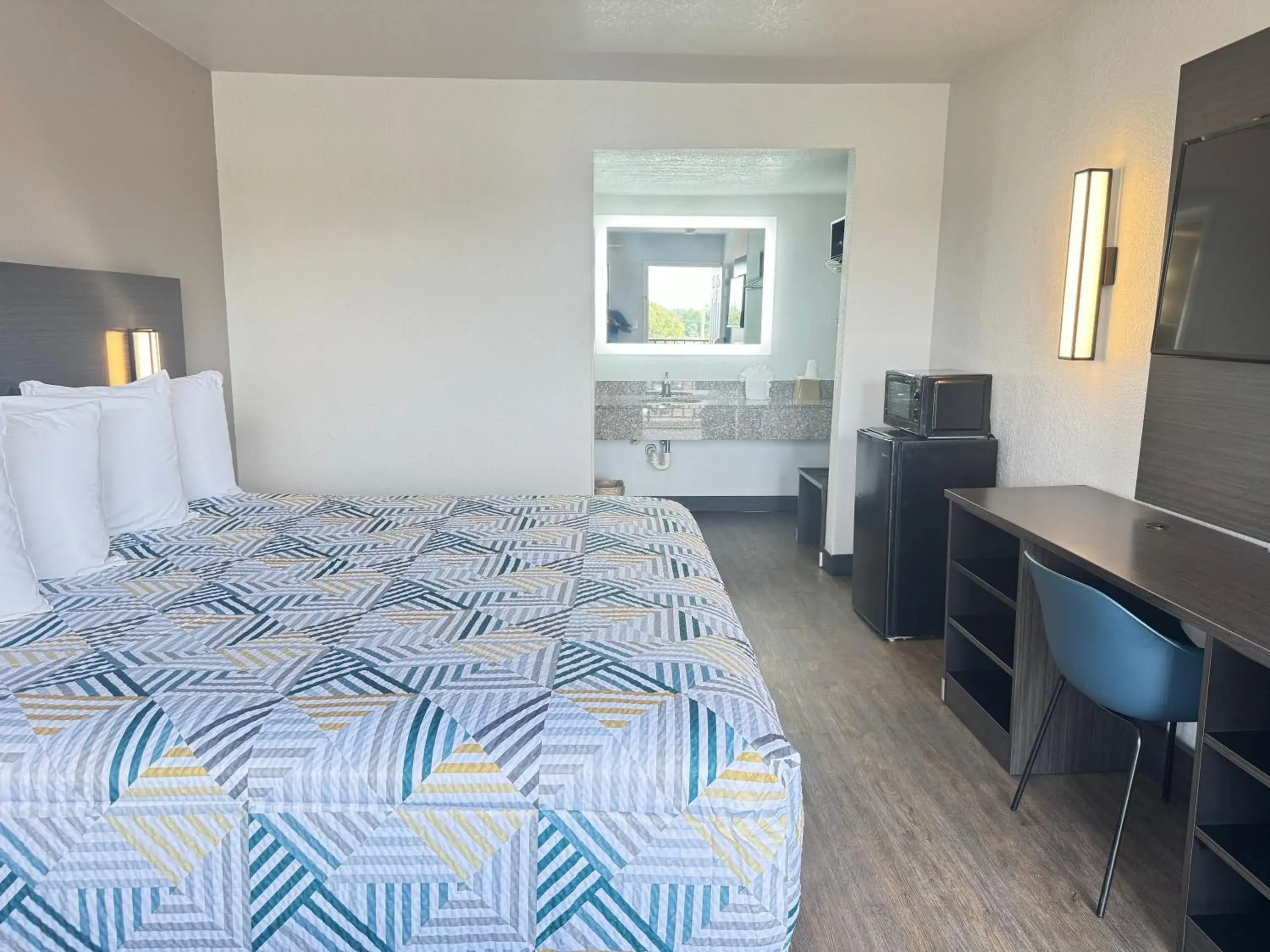 Photo of the whole room, Bed in Masters Inn Tucker Photo of the whole room, Bed in Masters Inn Tucker