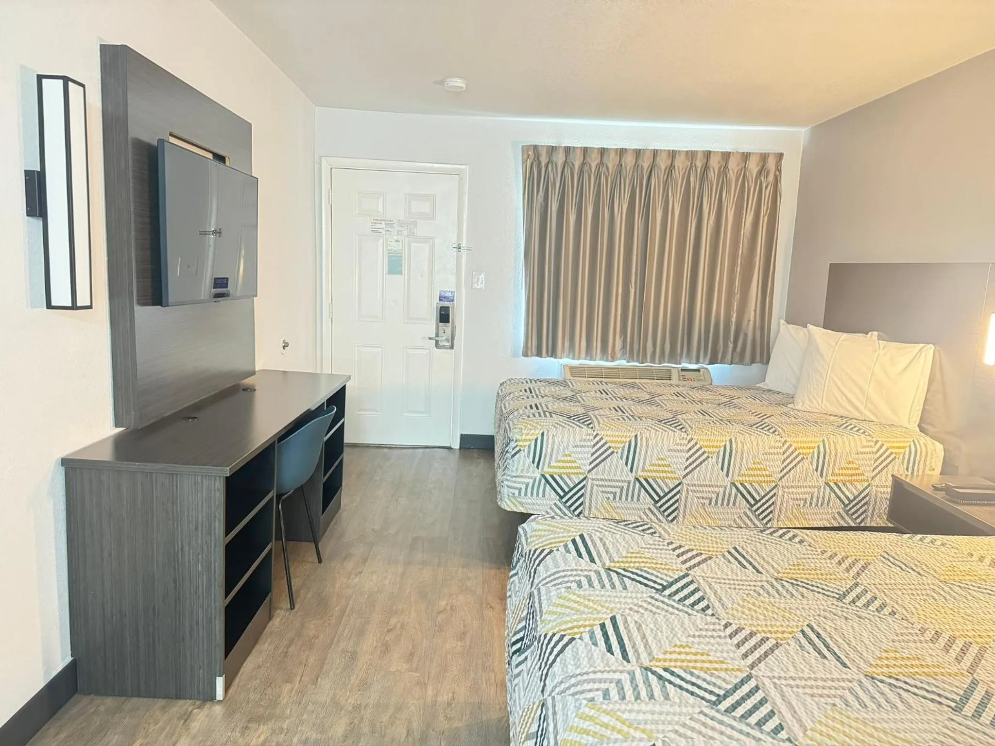 TV and multimedia, Bed in Masters Inn Tucker