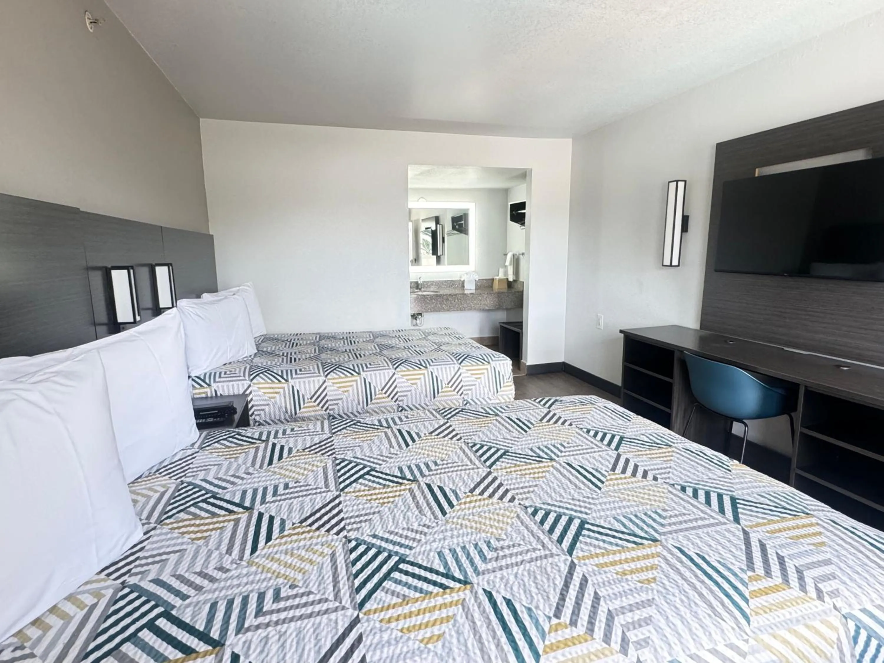 Photo of the whole room, Bed in Masters Inn Tucker