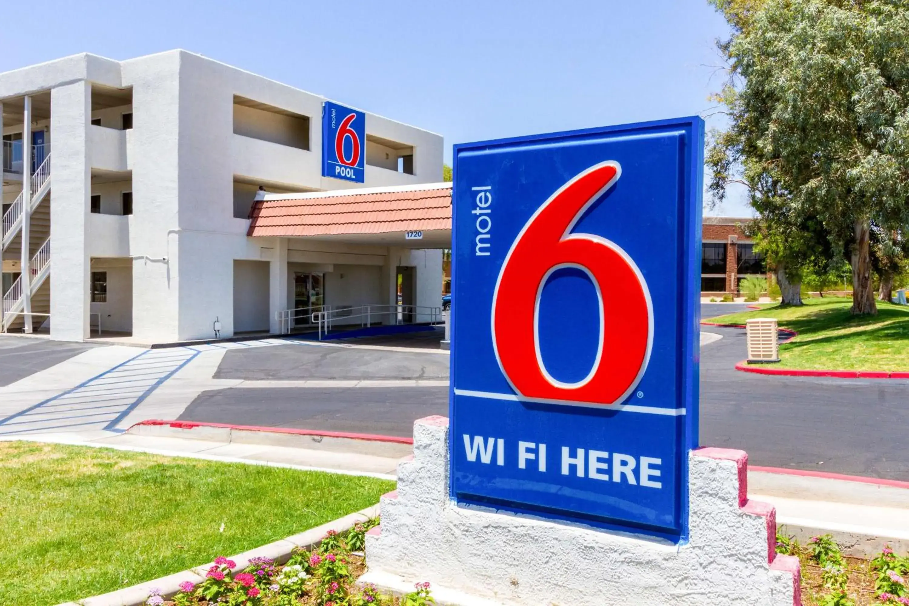 Property building in Motel 6 Tempe, AZ Phoenix Airport Priest Dr