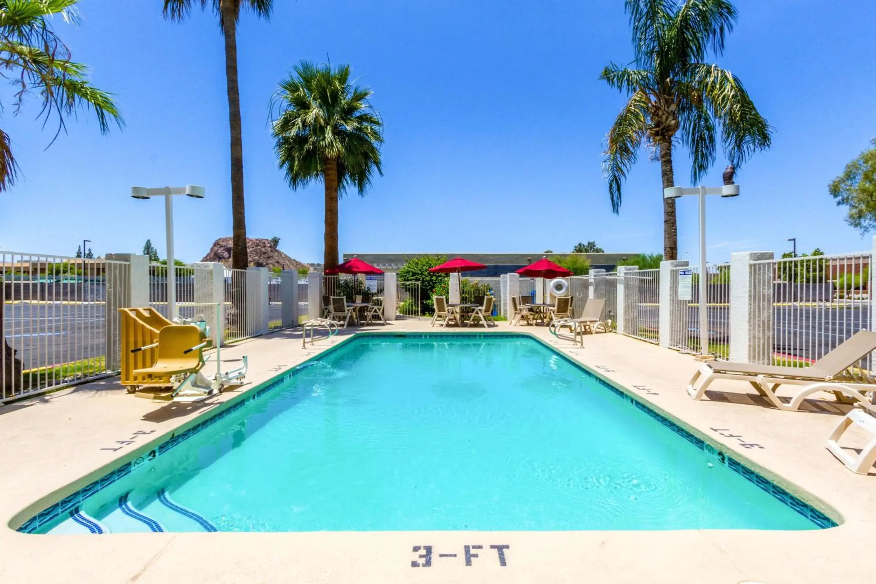 Day, Swimming Pool in Motel 6 Tempe, AZ Phoenix Airport Priest Dr