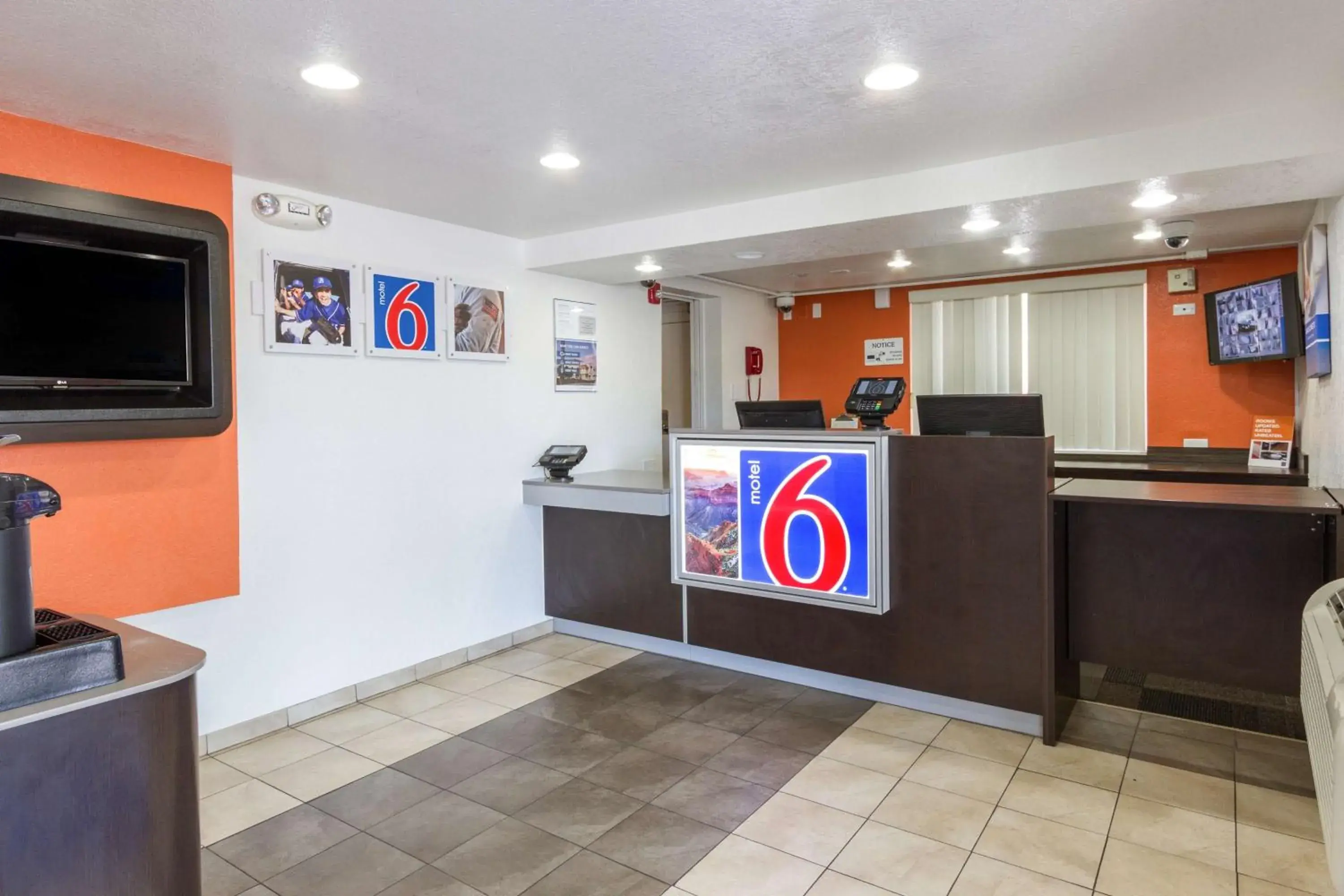 Communal lounge/ TV room, Lobby/Reception in Motel 6 Tempe, AZ Phoenix Airport Priest Dr