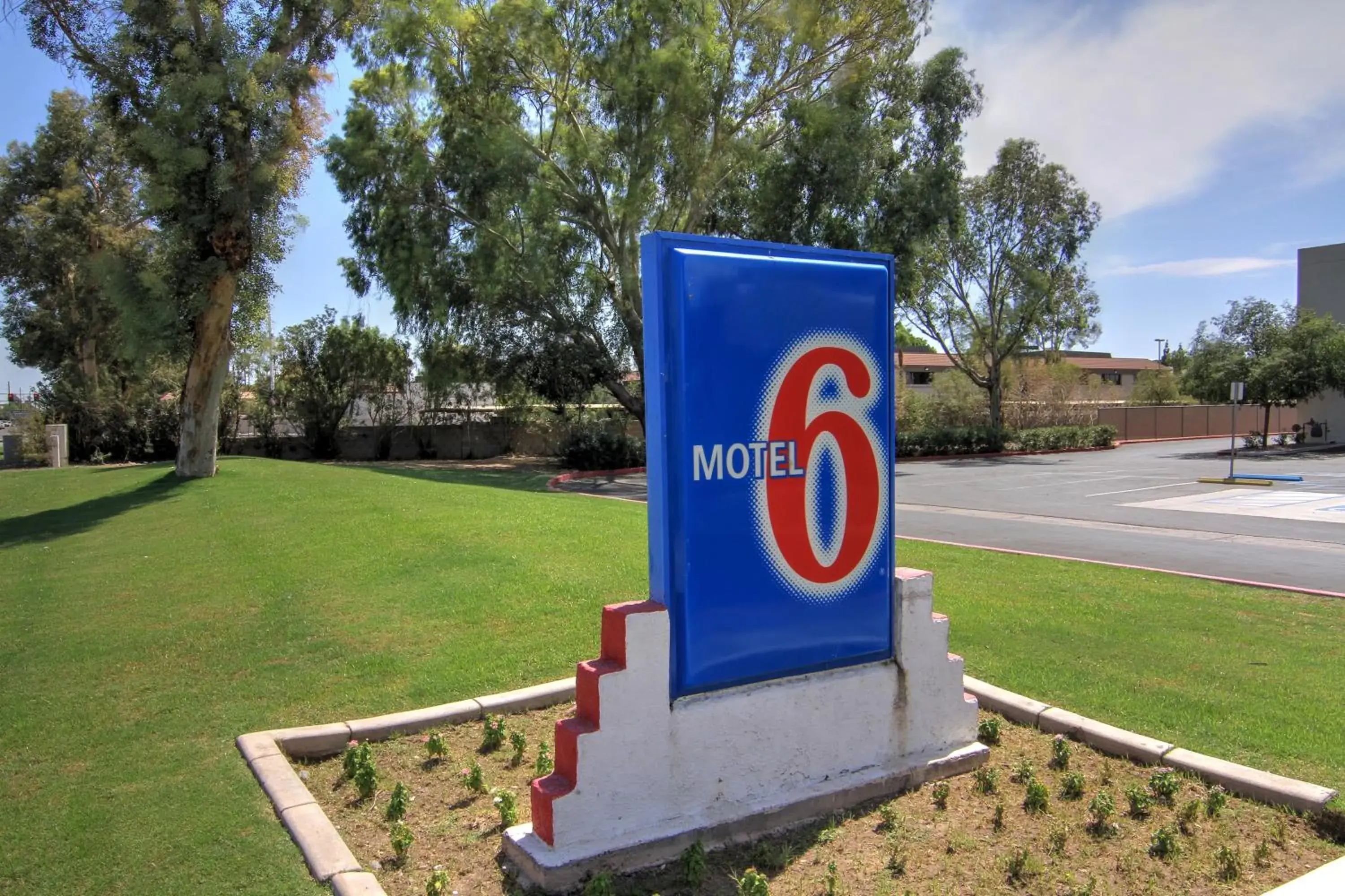 Day in Motel 6 Tempe, AZ Phoenix Airport Priest Dr