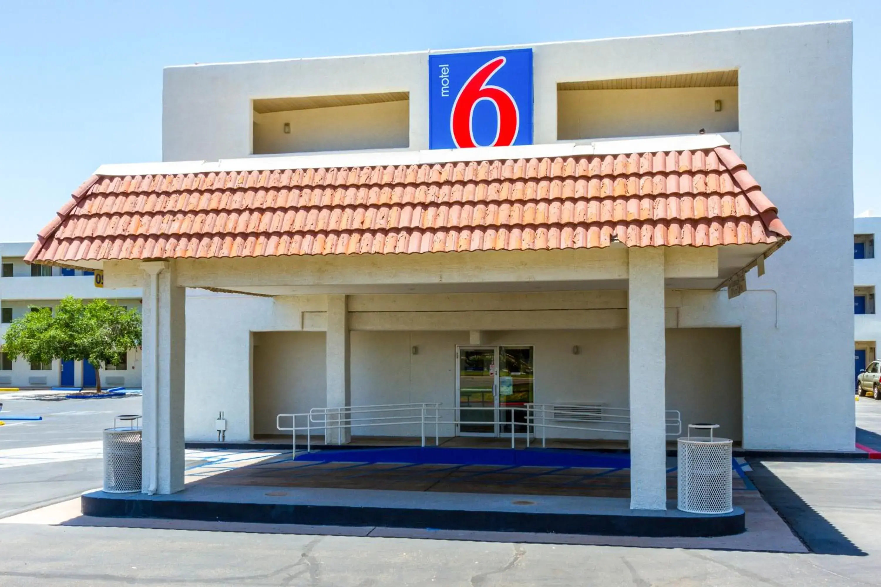 Facade/Entrance in Motel 6 Tempe, AZ Phoenix Airport Priest Dr