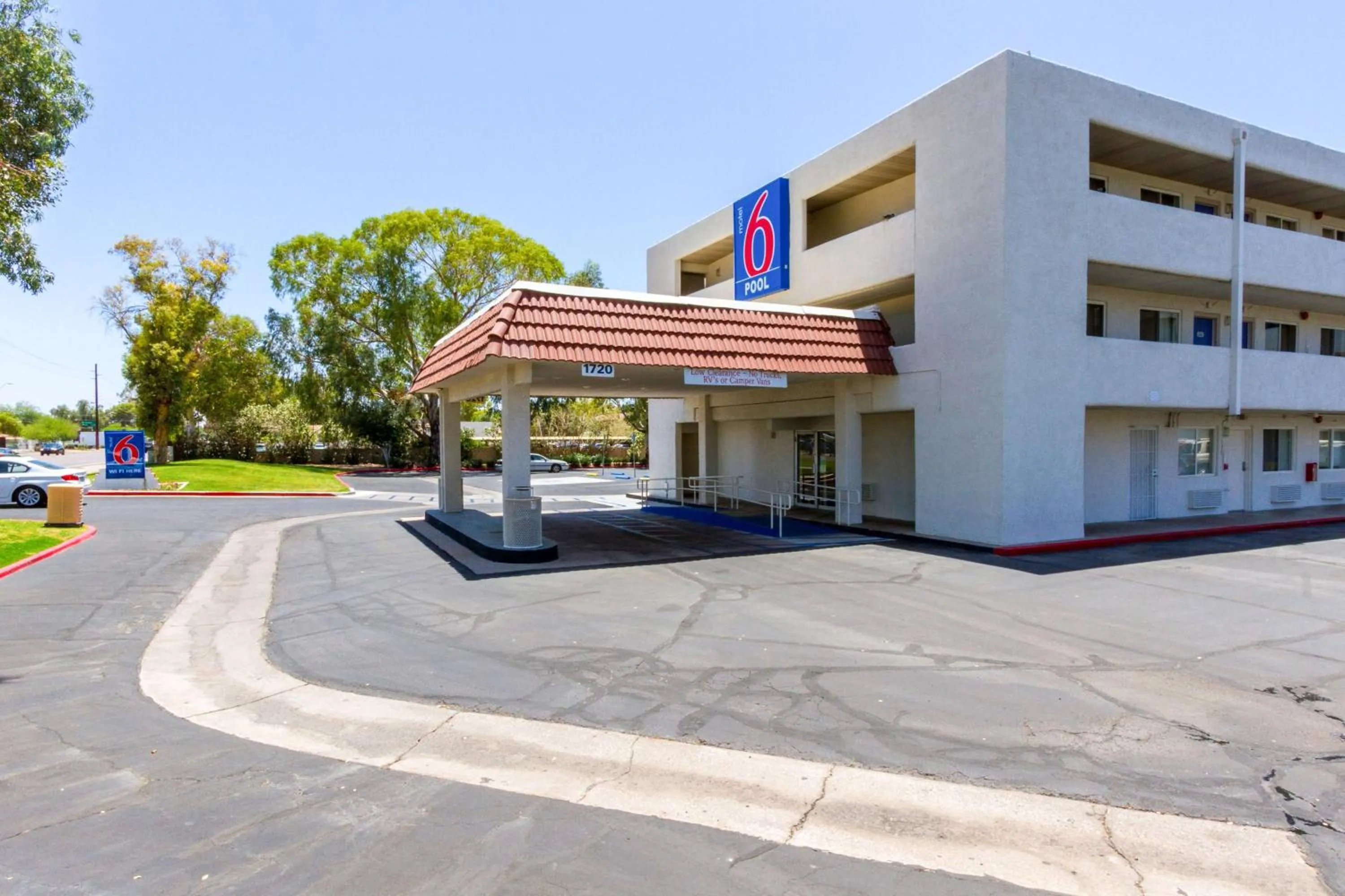 Property building in Motel 6 Tempe, AZ Phoenix Airport Priest Dr