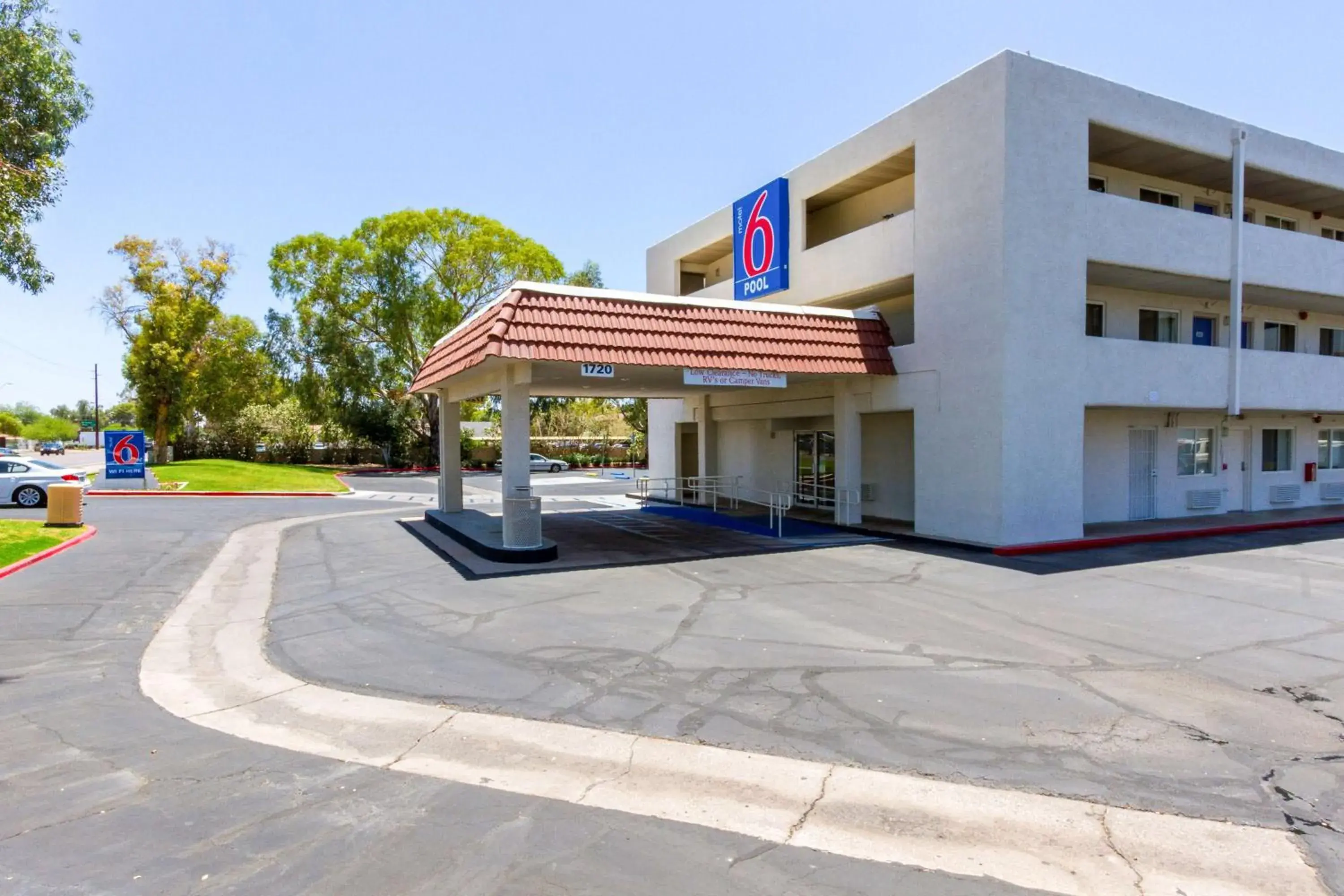 Property building, Facade/Entrance in Motel 6 Tempe, AZ Phoenix Airport Priest Dr