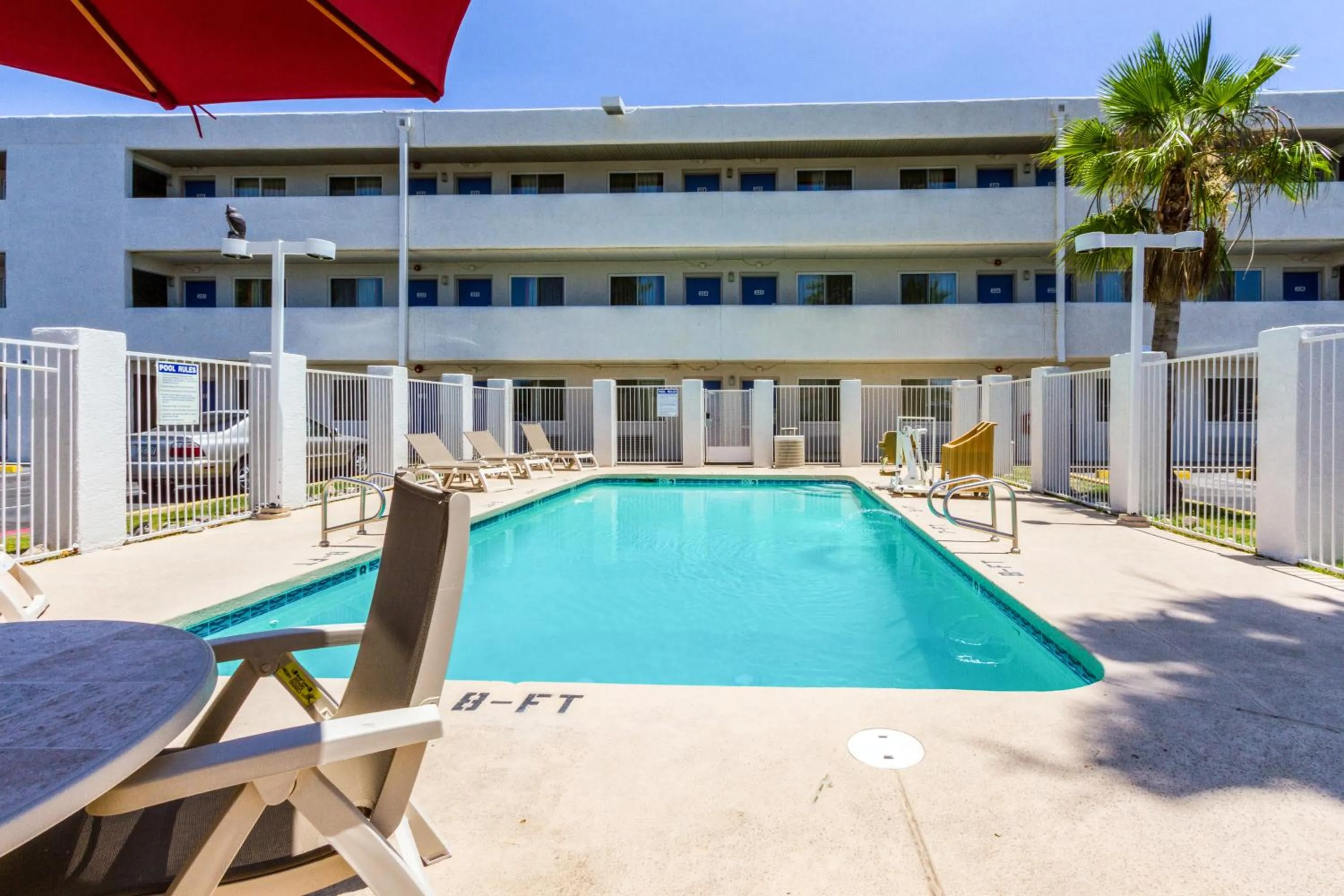 Swimming pool in Motel 6 Tempe, AZ Phoenix Airport Priest Dr