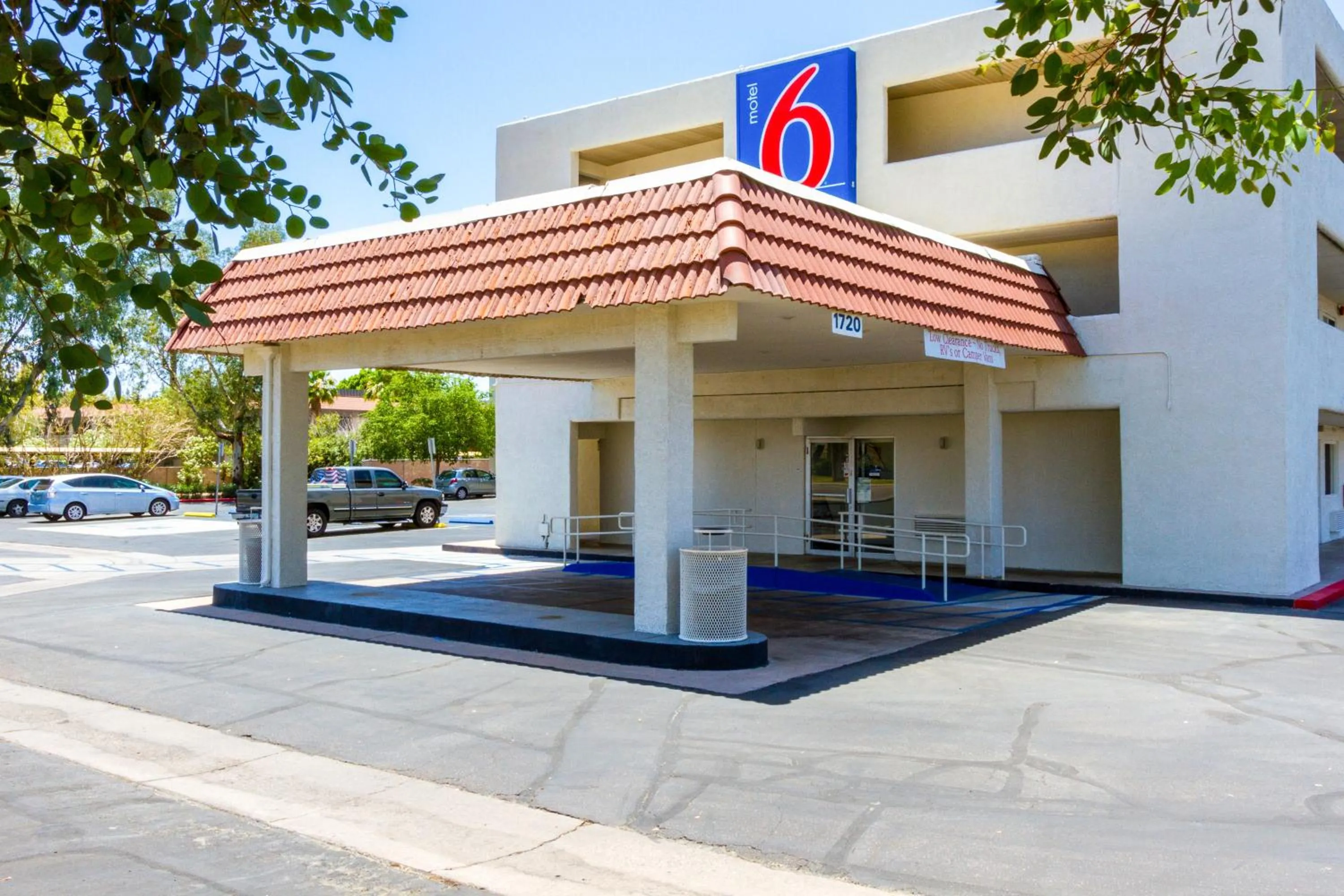 Facade/entrance in Motel 6 Tempe, AZ Phoenix Airport Priest Dr