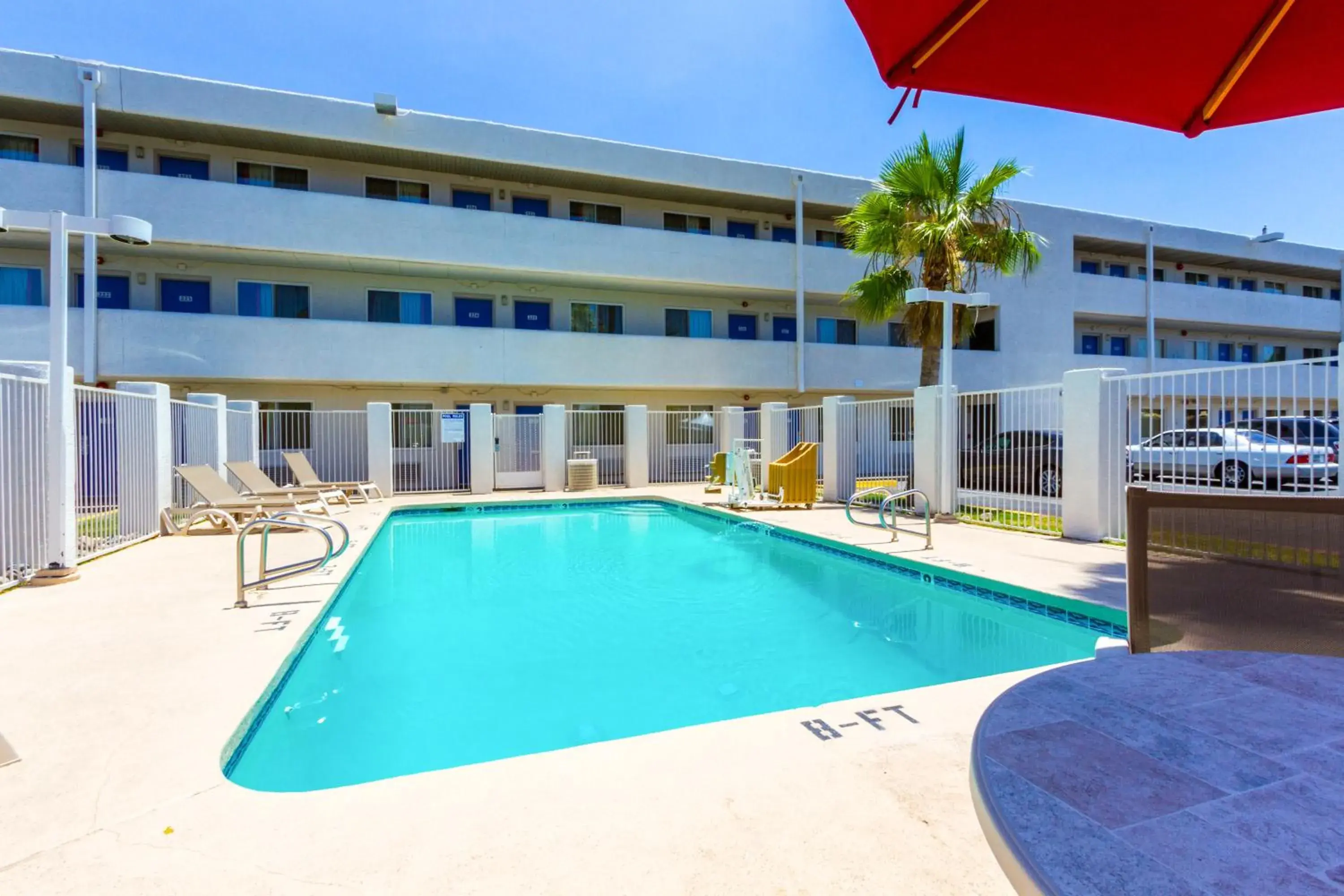 Swimming pool, Property Building in Motel 6 Tempe, AZ Phoenix Airport Priest Dr