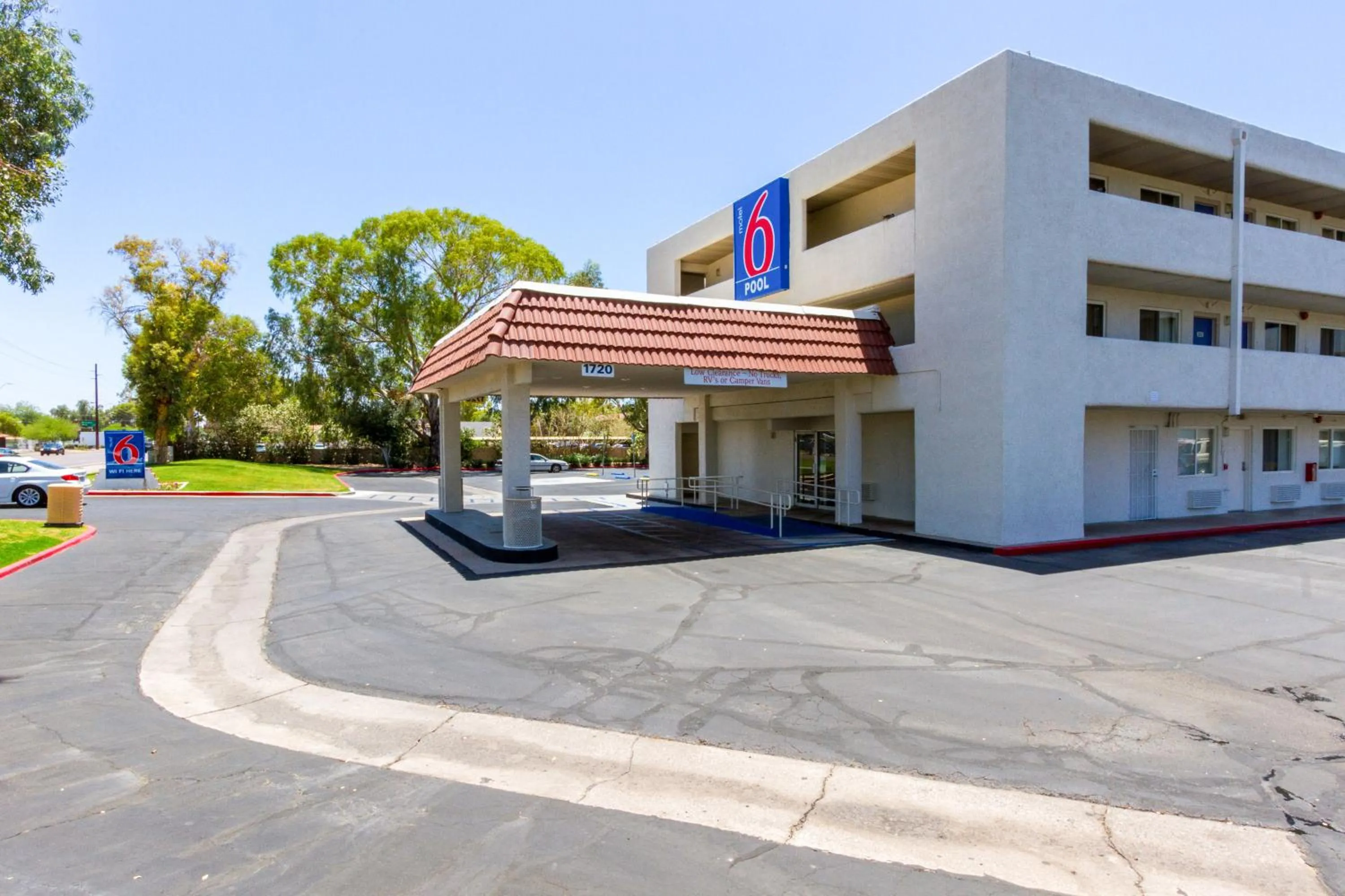 Facade/entrance in Motel 6 Tempe, AZ Phoenix Airport Priest Dr