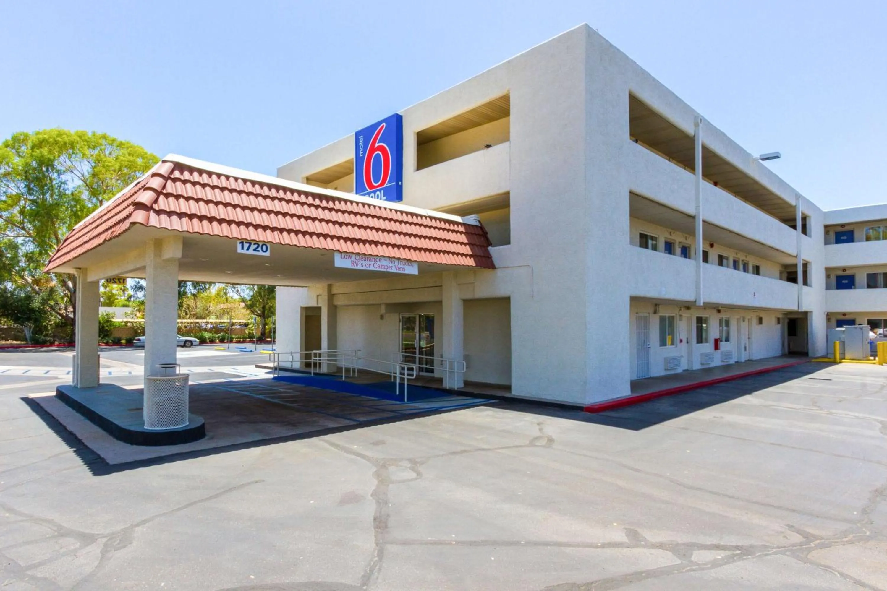 Property building in Motel 6 Tempe, AZ Phoenix Airport Priest Dr