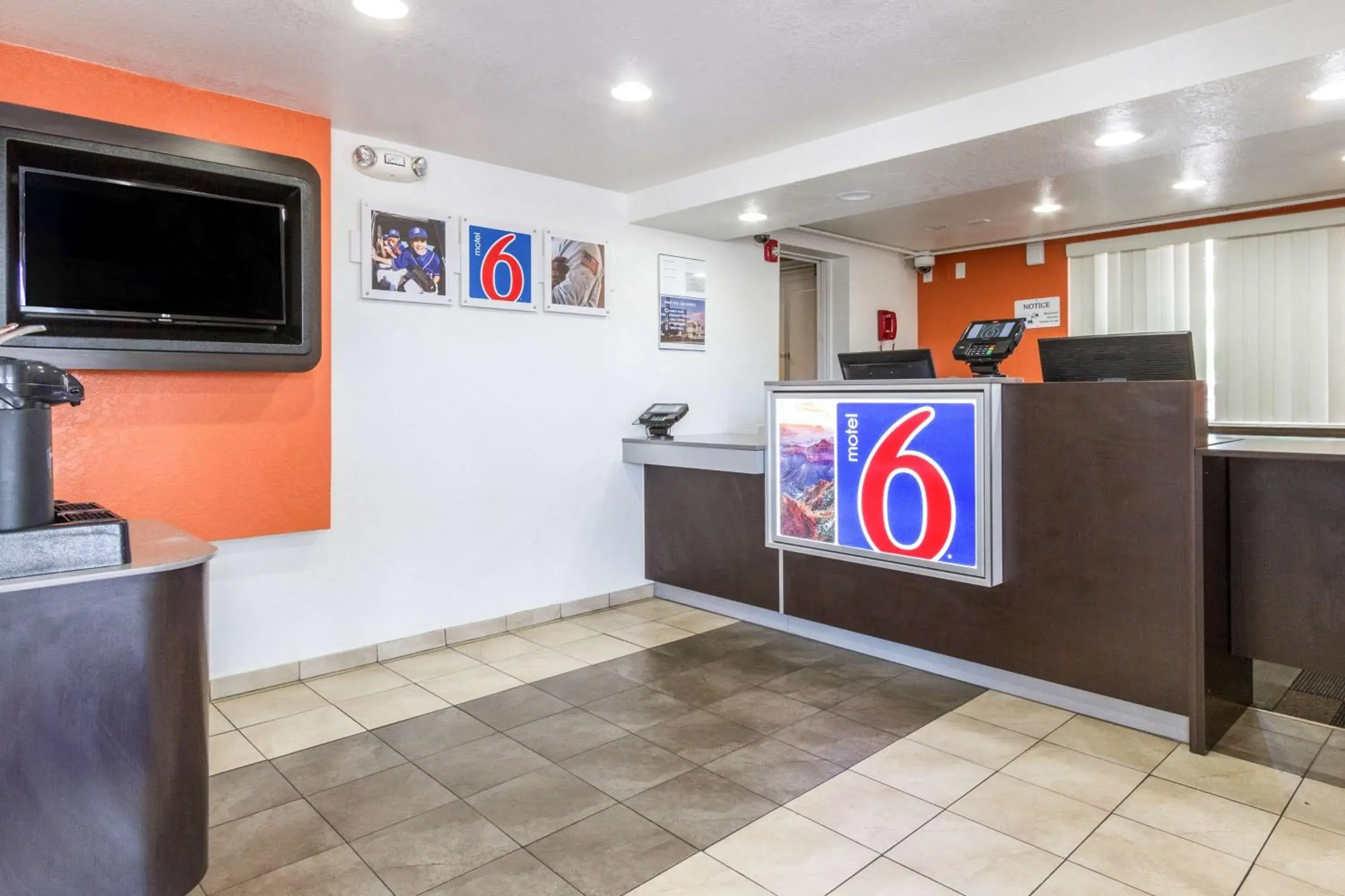 Communal lounge/ TV room, Lobby/Reception in Motel 6 Tempe, AZ Phoenix Airport Priest Dr