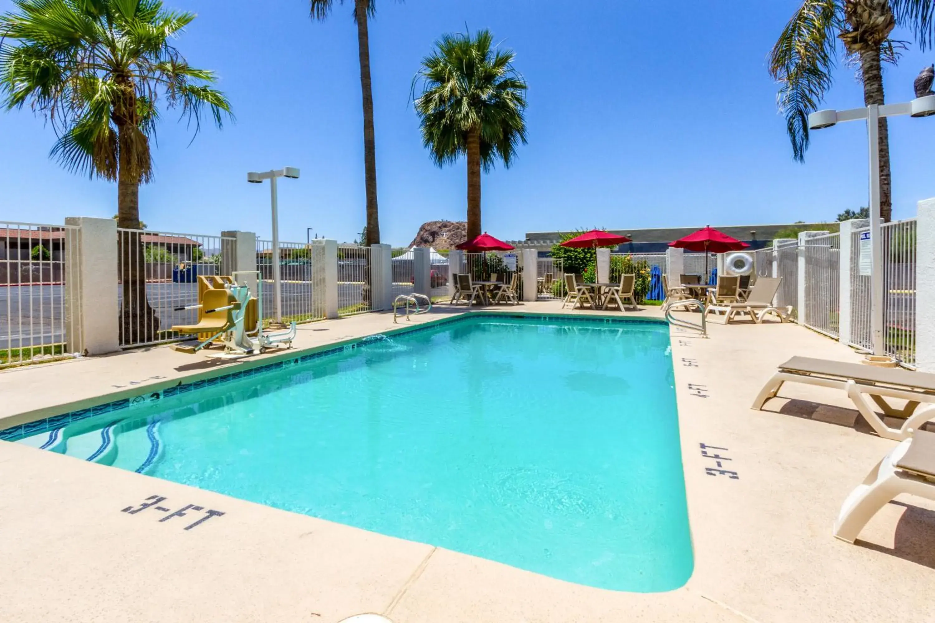 Swimming Pool in Motel 6 Tempe, AZ Phoenix Airport Priest Dr