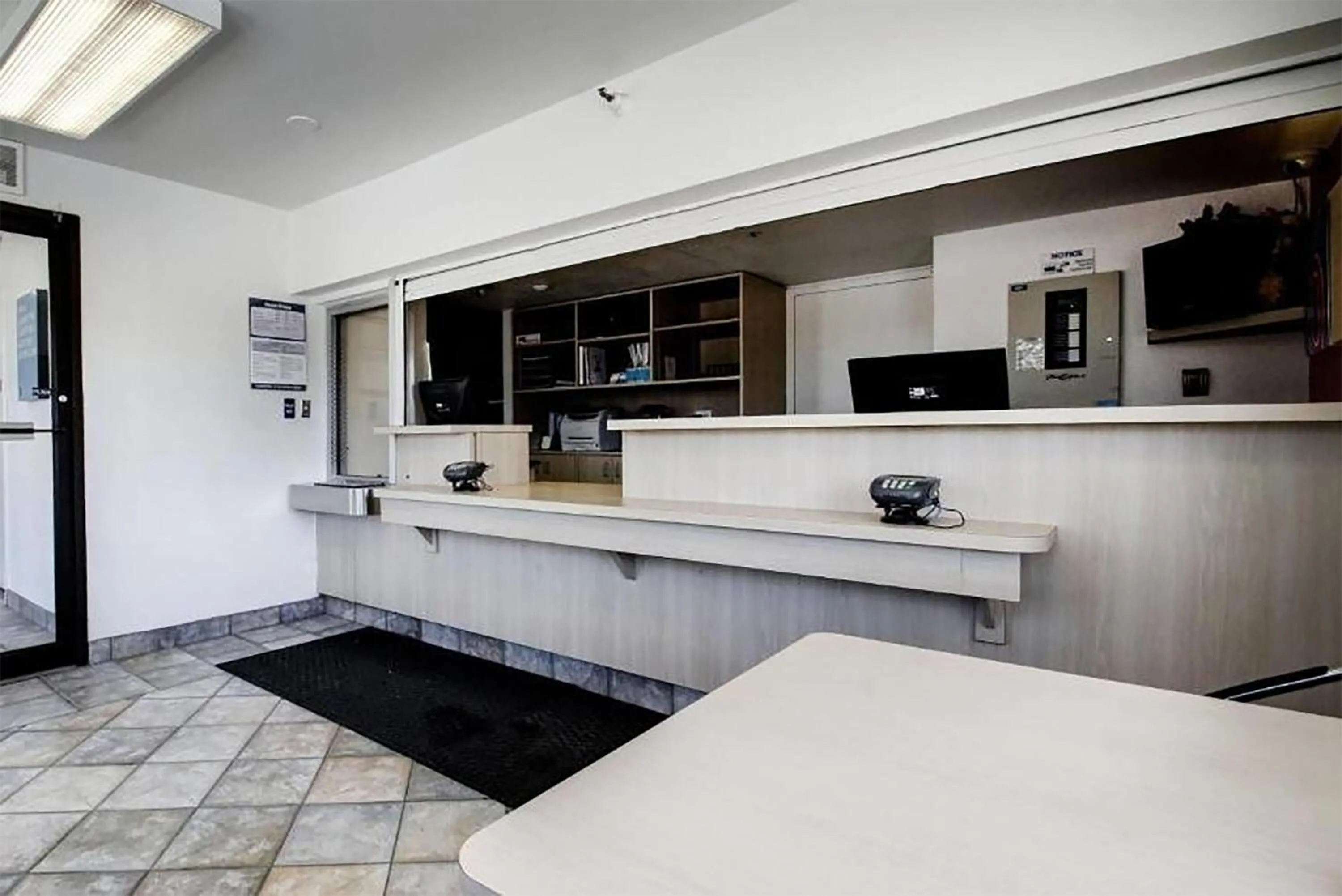 Lobby or reception in Super 8 by Wyndham Woods Cross - Salt Lake City North