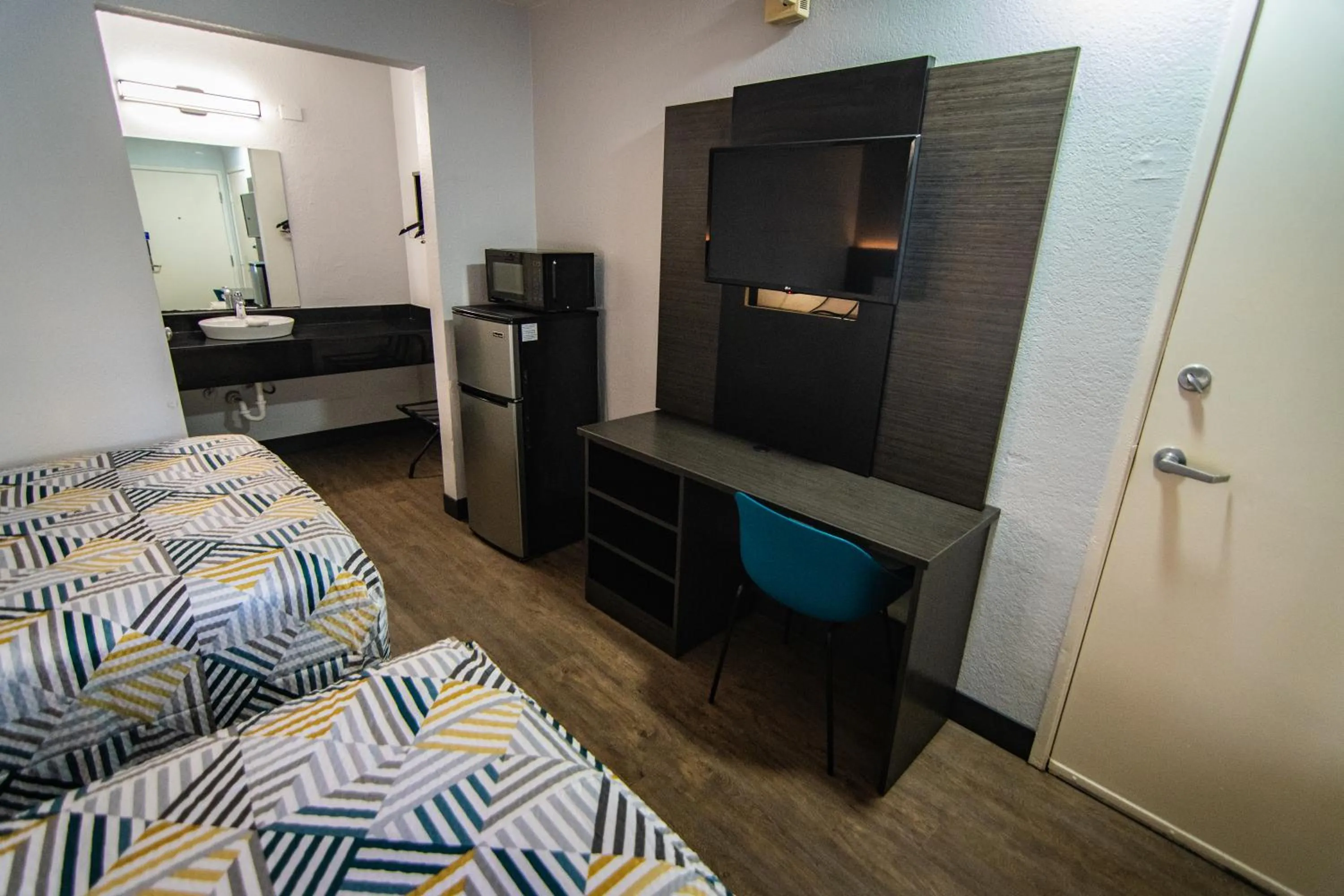 Bedroom, Bed in Motel 6-Ft. Pierce, FL