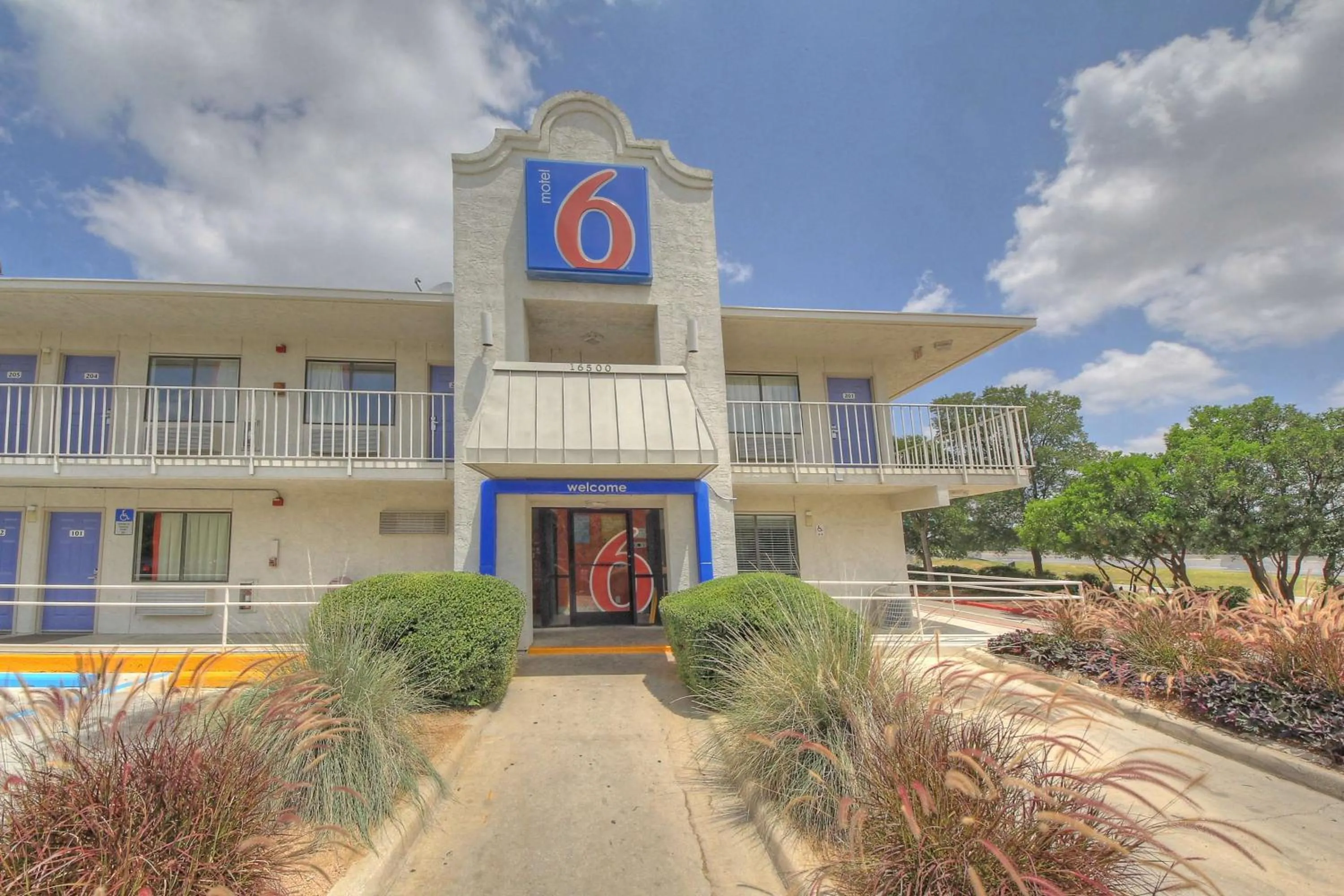 Property building in Motel 6 San Antonio, Tx Six Flags Fiesta TX - La Cantera Area