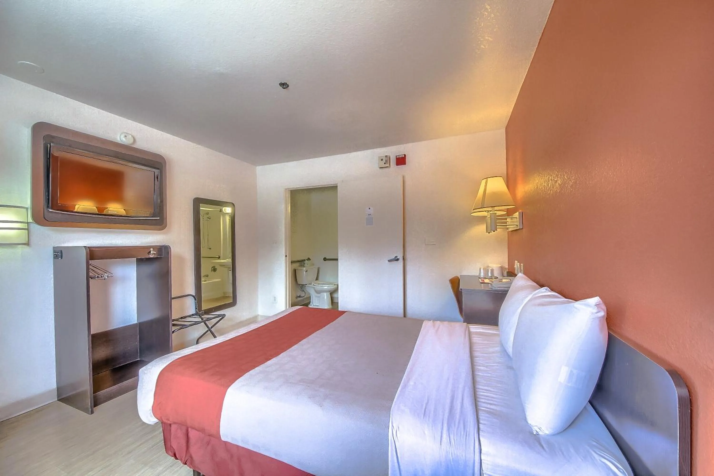 Bedroom, Bed in Motel 6 San Antonio, Tx Six Flags Fiesta TX - La Cantera Area