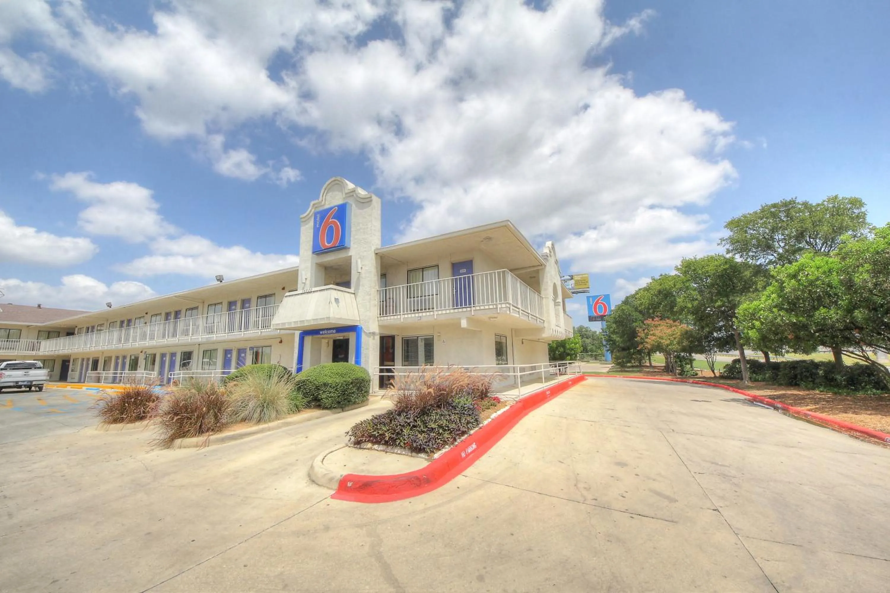 Facade/entrance in Motel 6 San Antonio, Tx Six Flags Fiesta TX - La Cantera Area