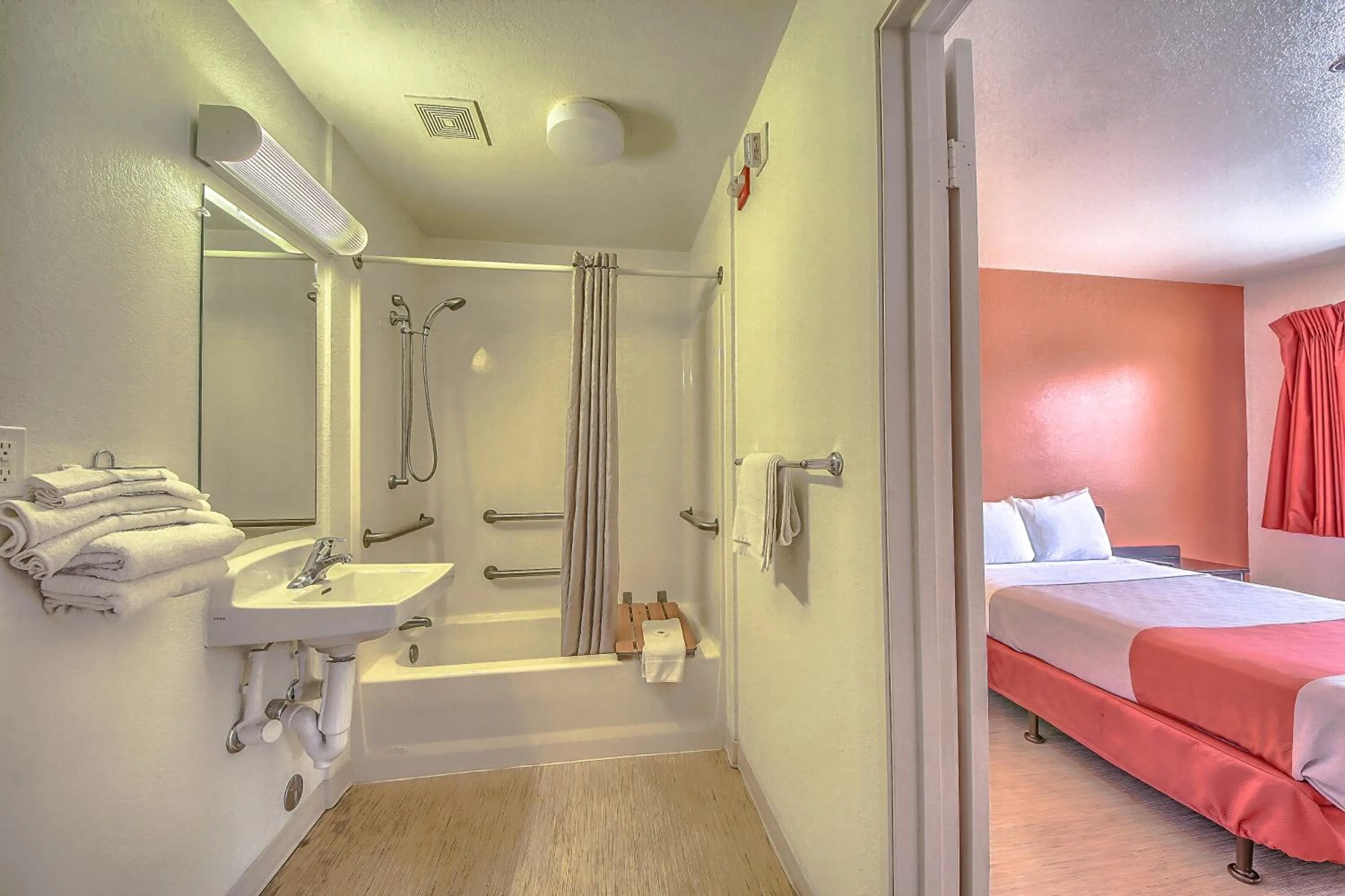 Bathroom, Bed in Motel 6 San Antonio, Tx Six Flags Fiesta TX - La Cantera Area