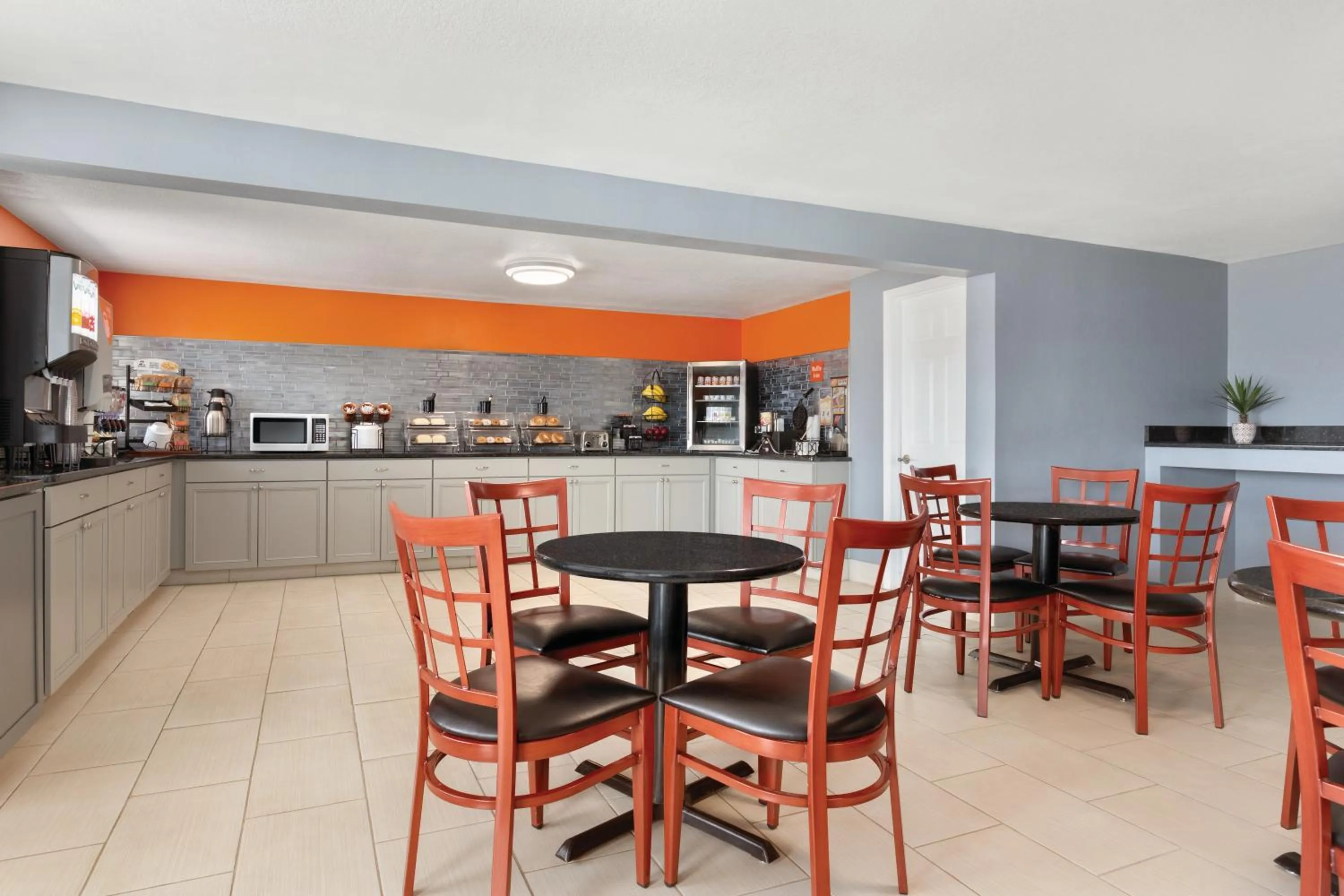 Continental breakfast in Howard Johnson by Wyndham Harrisonburg