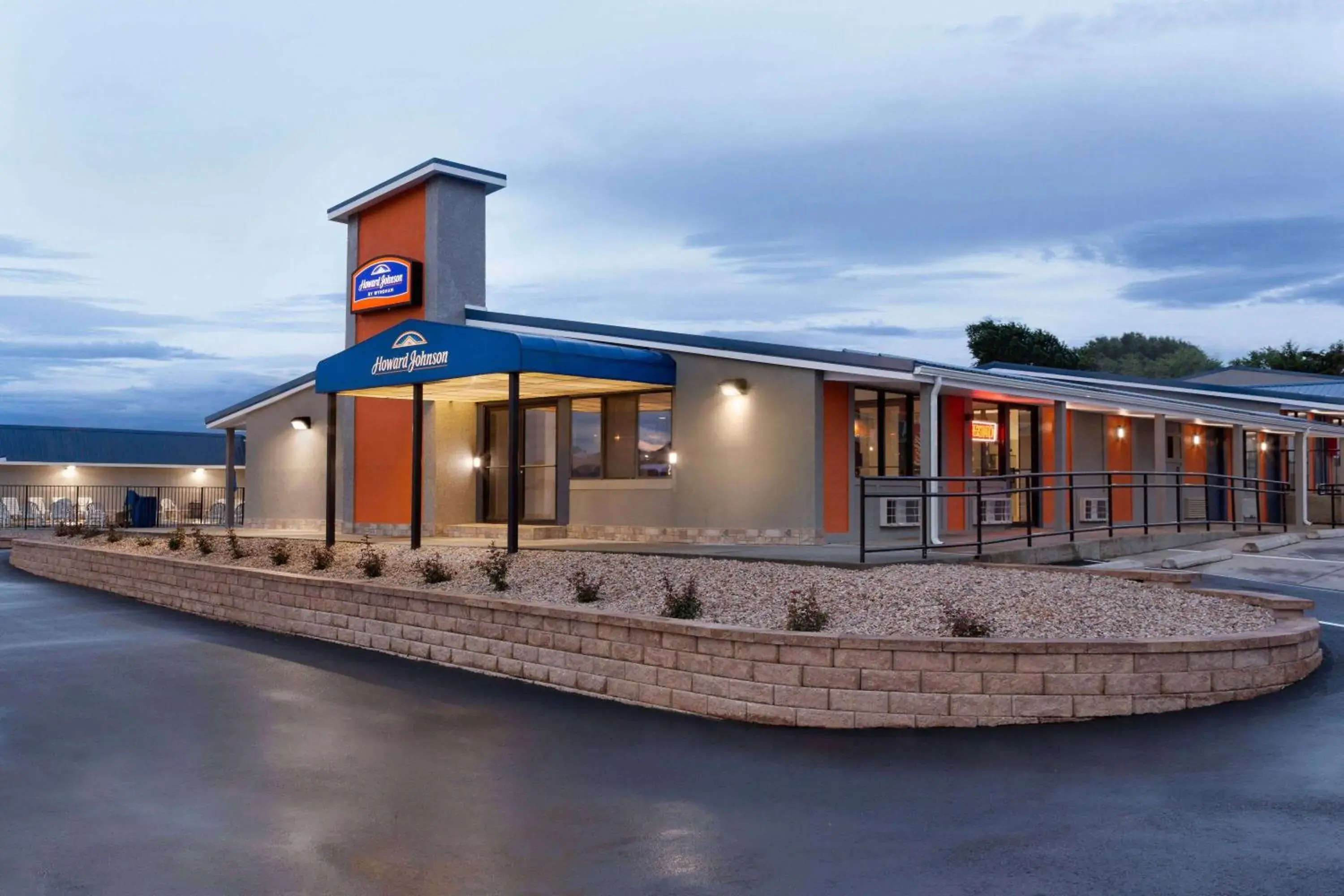 Property building in Howard Johnson by Wyndham Harrisonburg Property building in Howard Johnson by Wyndham Harrisonburg