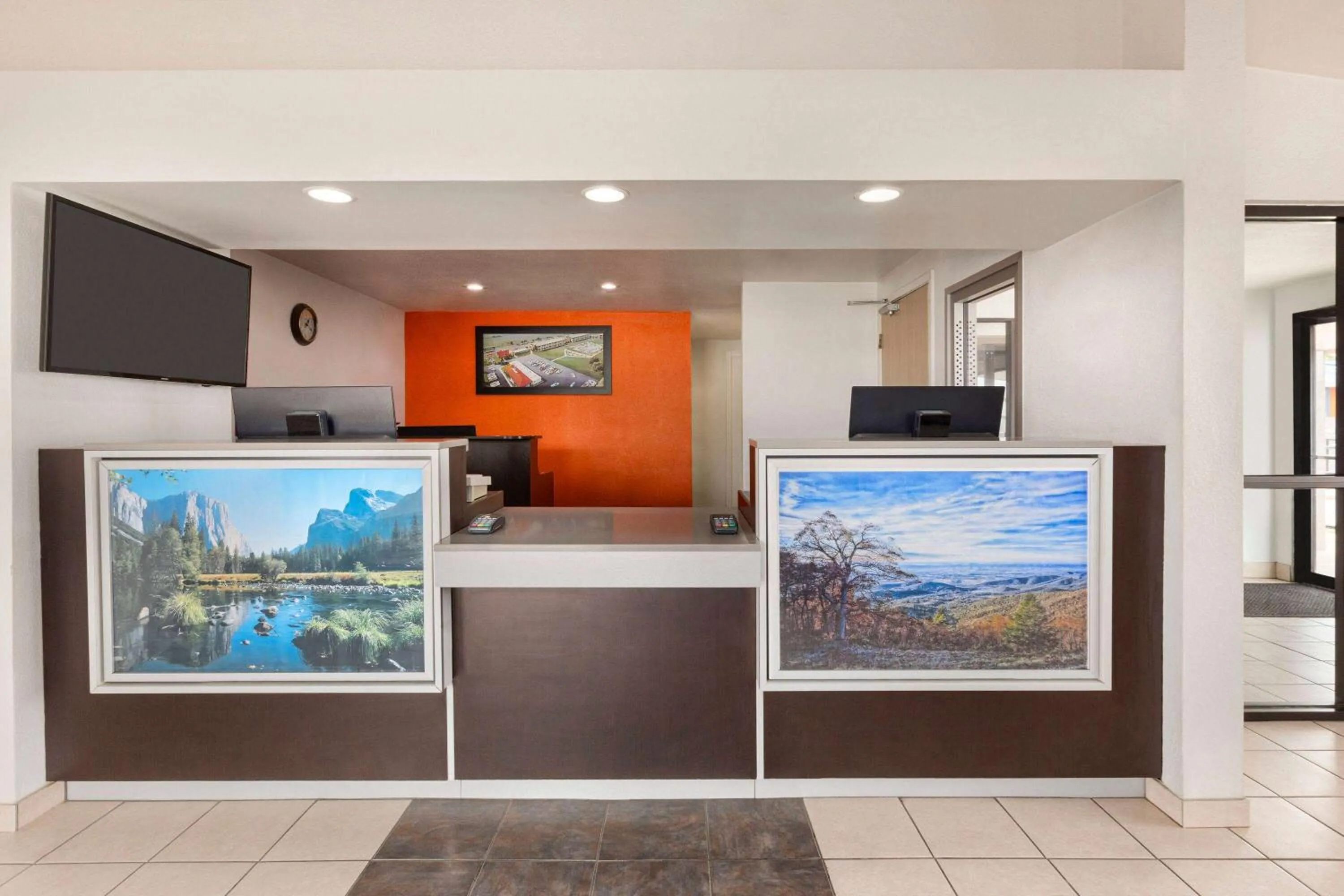 Lobby or reception in Howard Johnson by Wyndham Harrisonburg