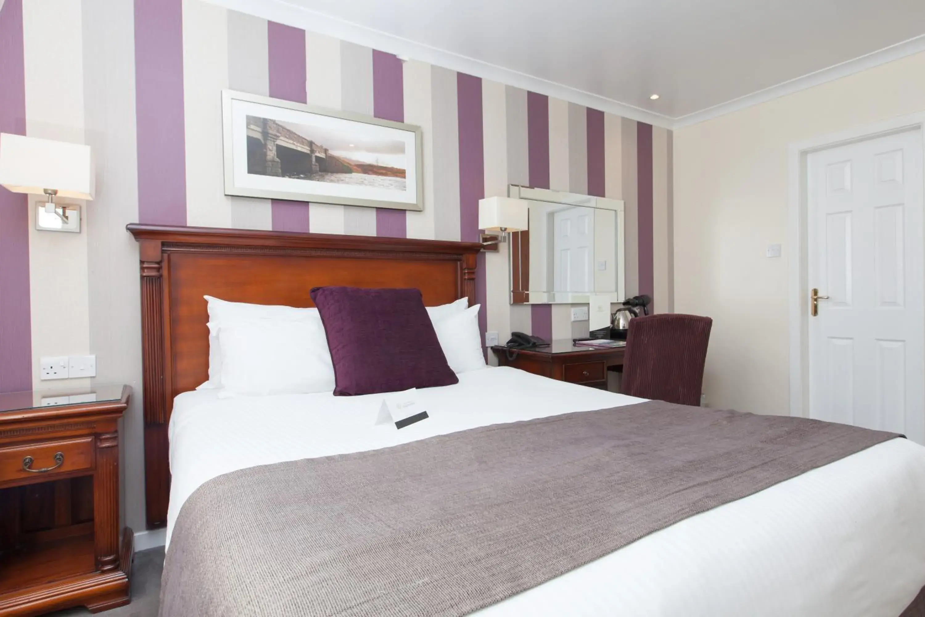 Photo of the whole room, Bed in Aberdeen Douglas Hotel Photo of the whole room, Bed in Aberdeen Douglas Hotel