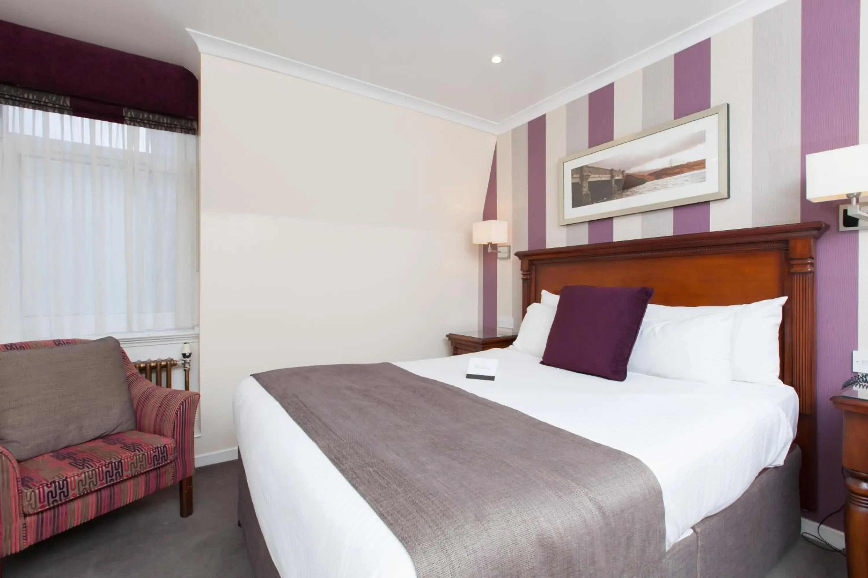 Photo of the whole room, Bed in Aberdeen Douglas Hotel Photo of the whole room, Bed in Aberdeen Douglas Hotel