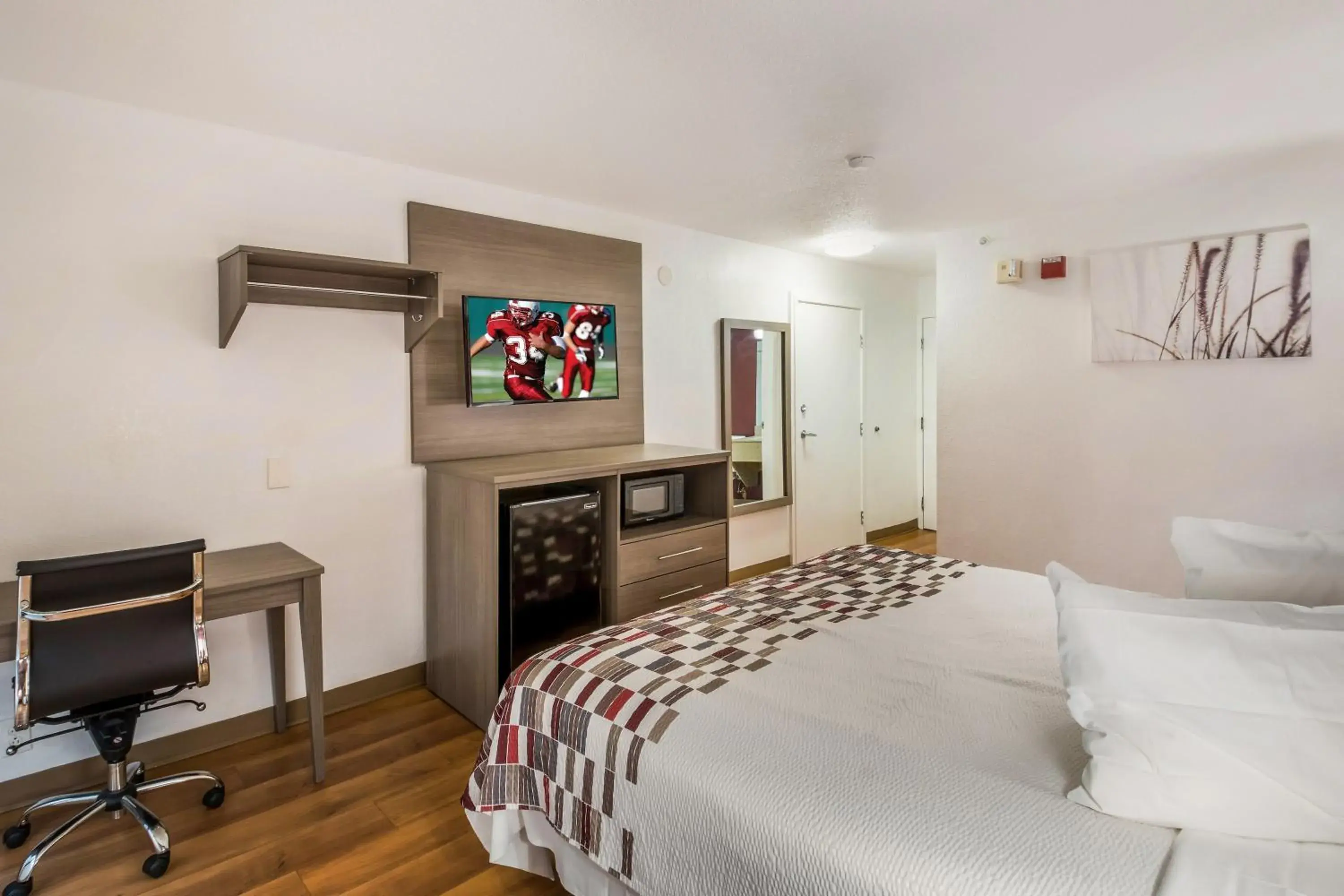 Photo of the whole room, Bed in Red Roof Inn Rochester - Airport