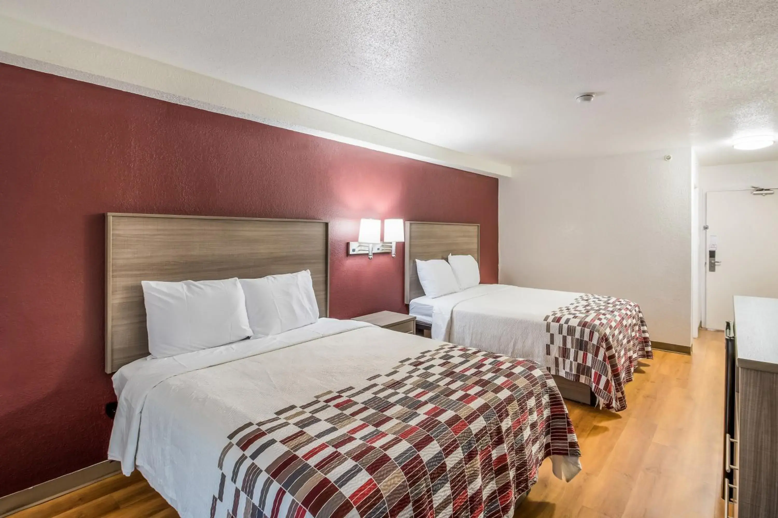 Photo of the whole room, Bed in Red Roof Inn Rochester - Airport