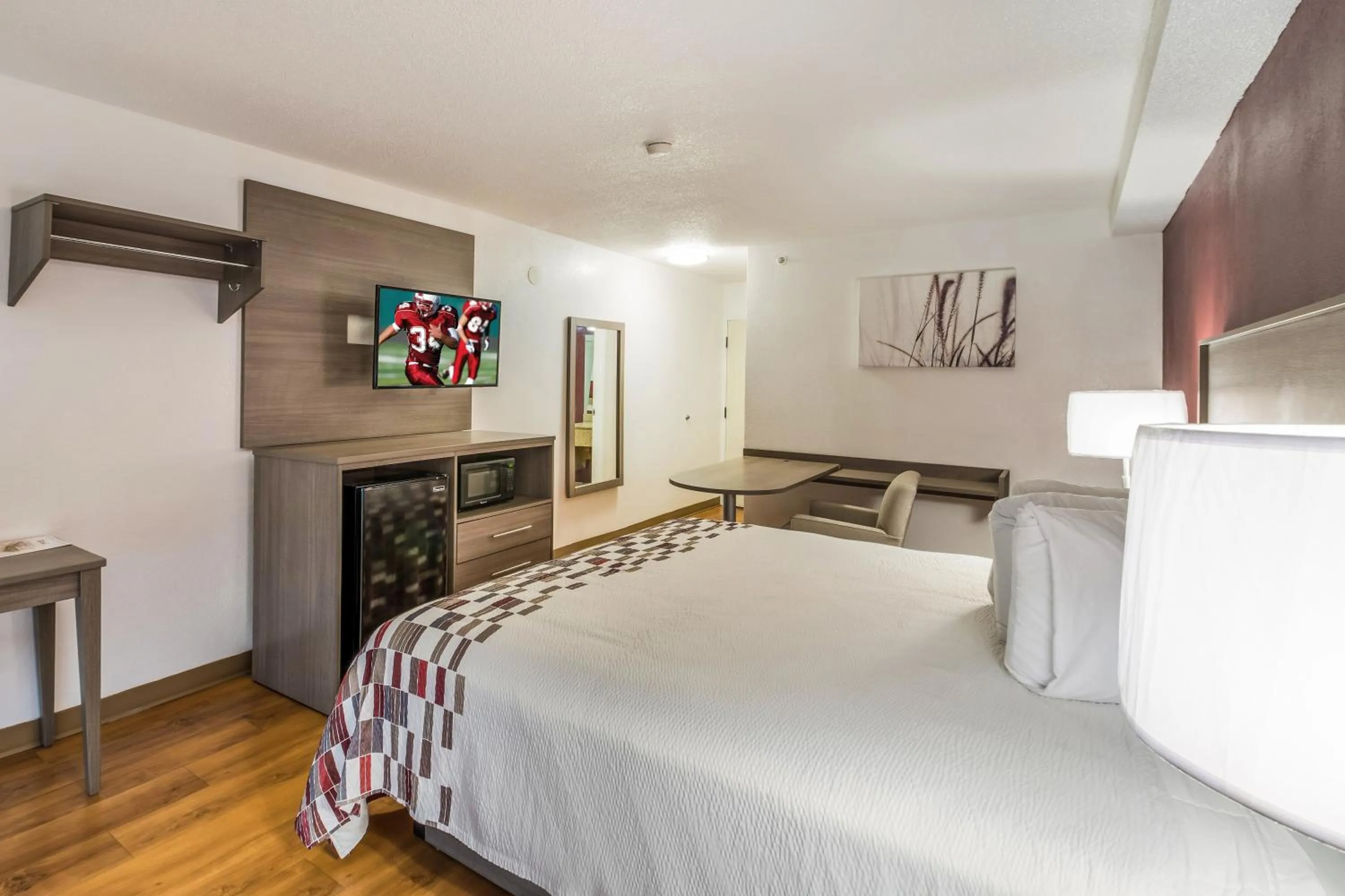 Photo of the whole room, Bed in Red Roof Inn Rochester - Airport