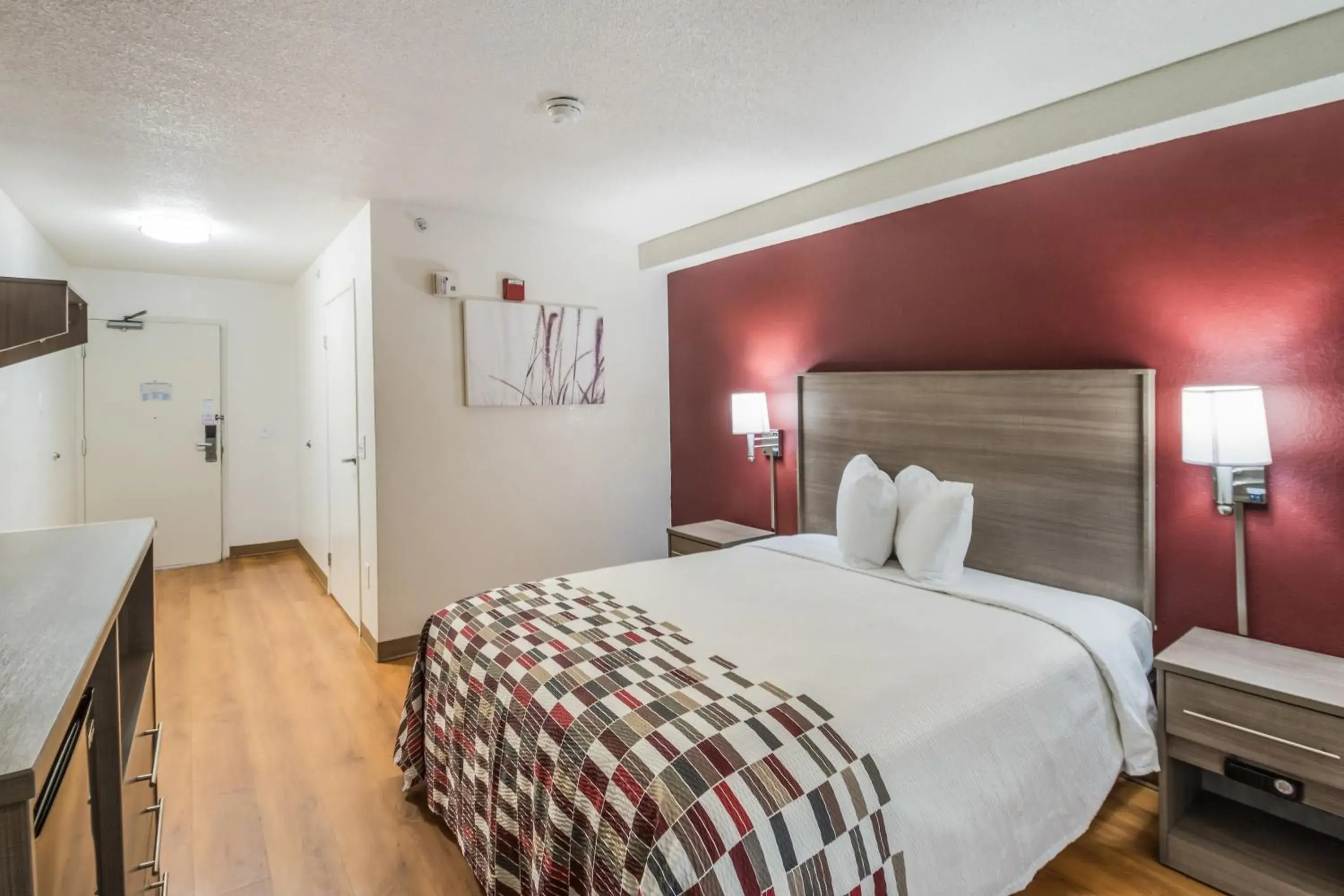 Photo of the whole room, Bed in Red Roof Inn Rochester - Airport