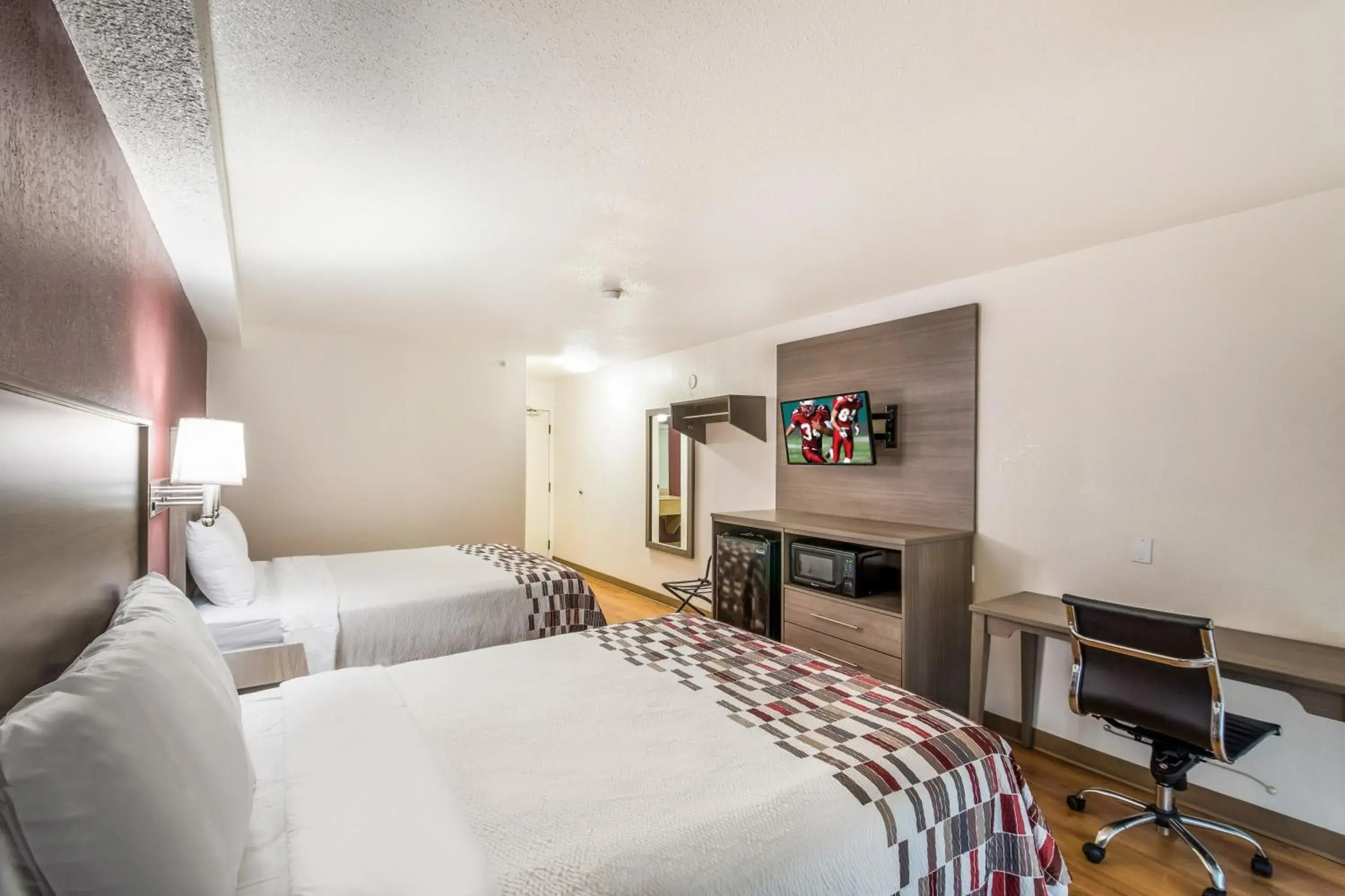 Photo of the whole room, Bed in Red Roof Inn Rochester - Airport