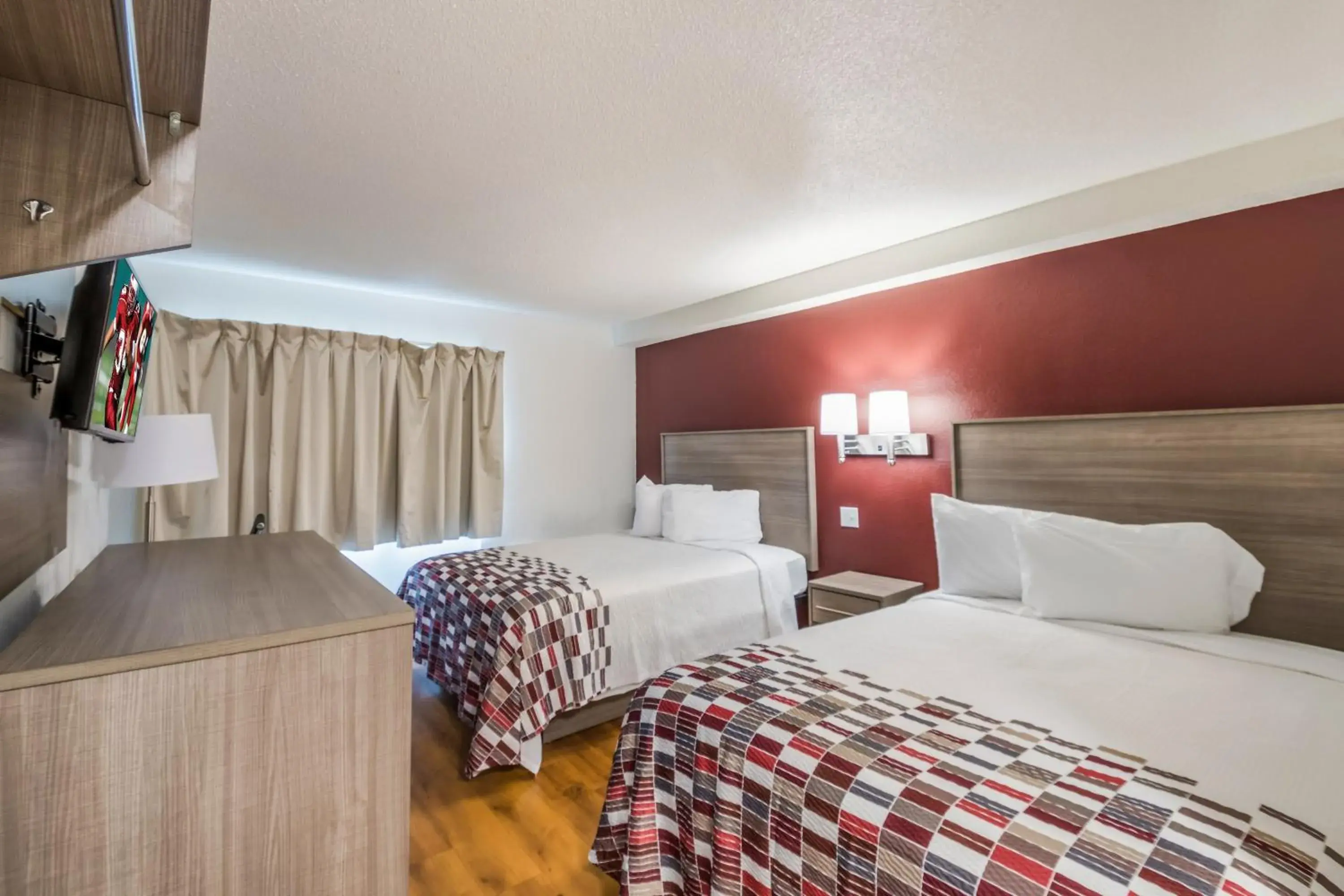 Photo of the whole room, Bed in Red Roof Inn Rochester - Airport