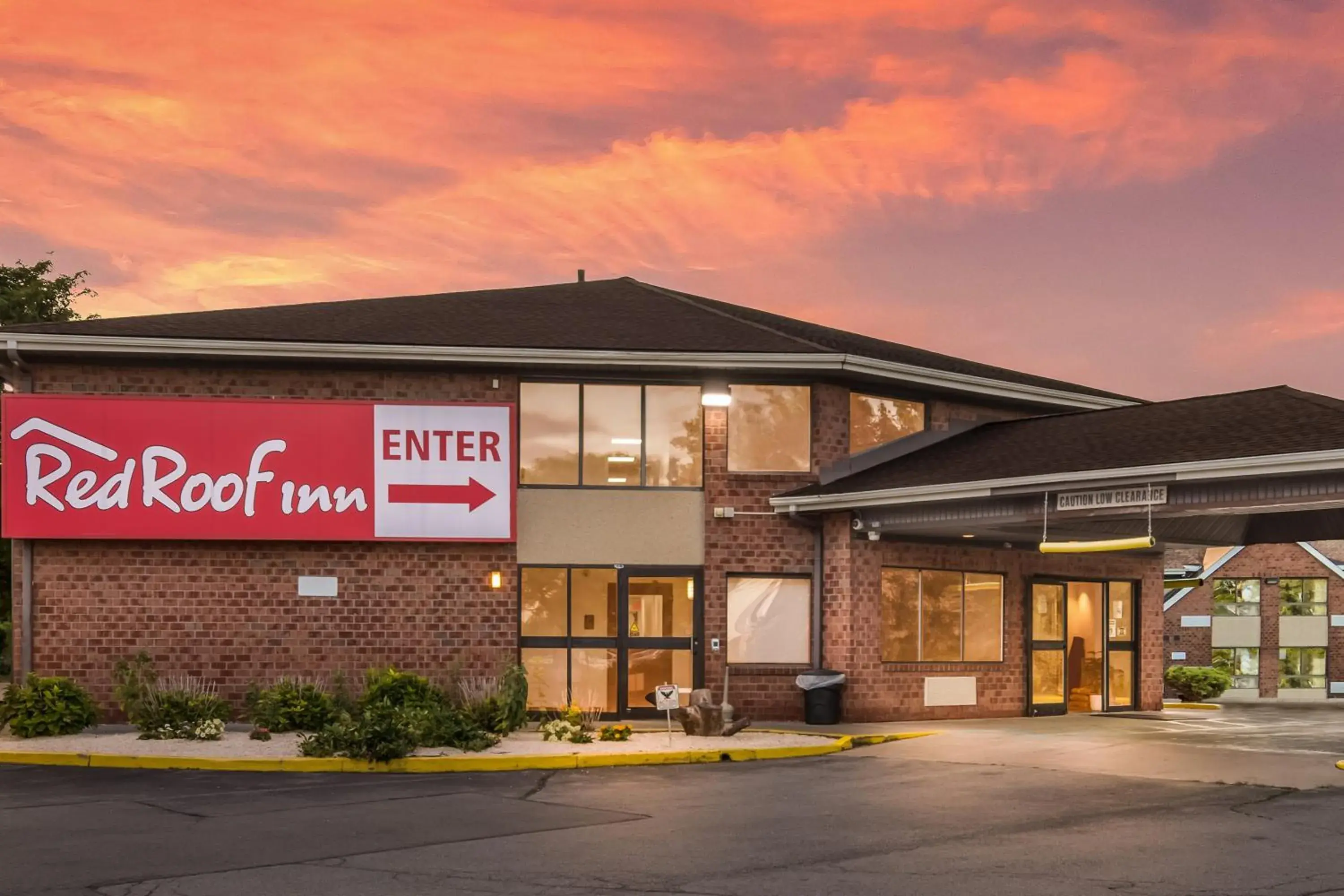 Property Building in Red Roof Inn Rochester - Airport