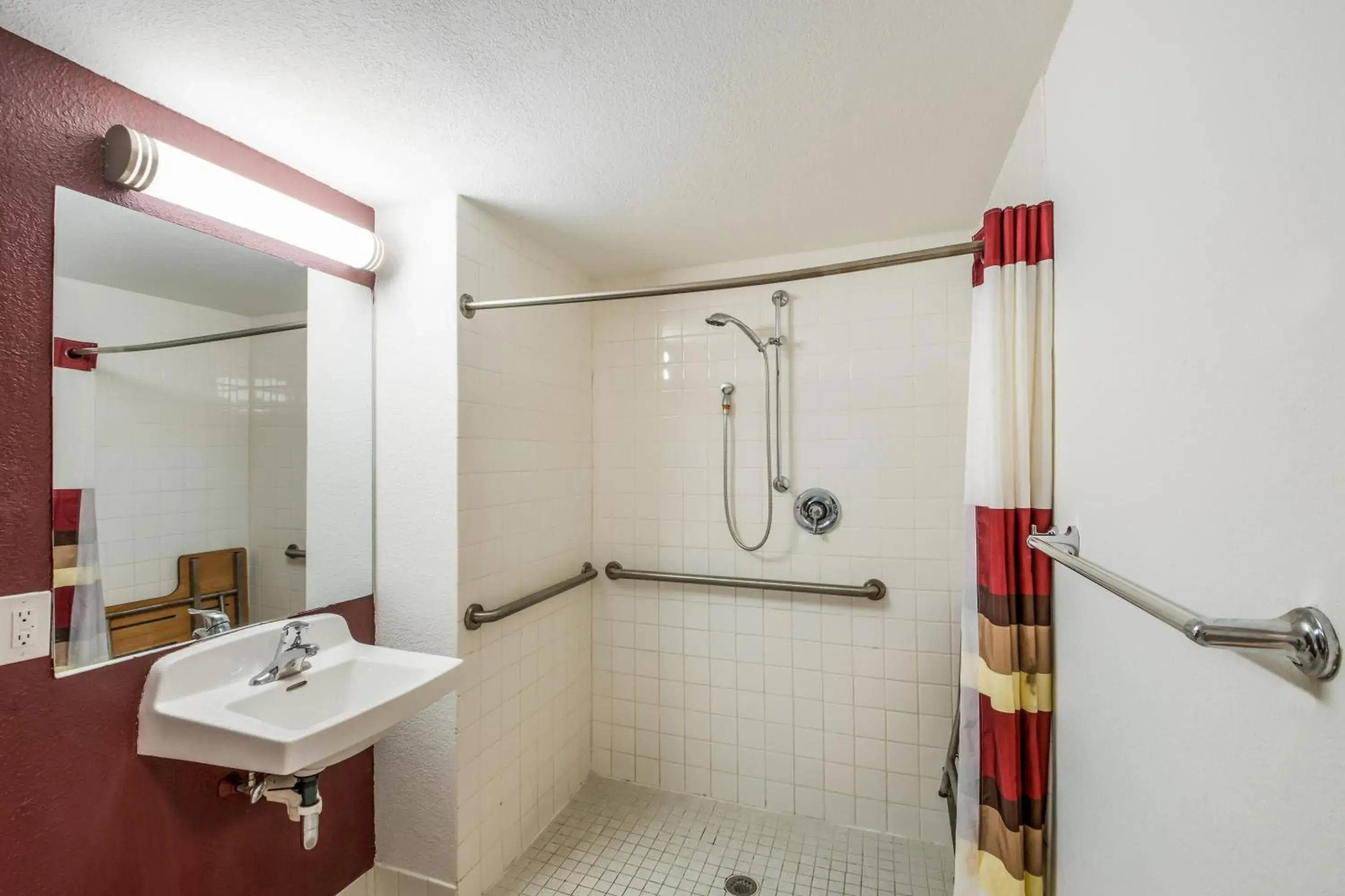 Bathroom in Red Roof Inn Rochester - Airport