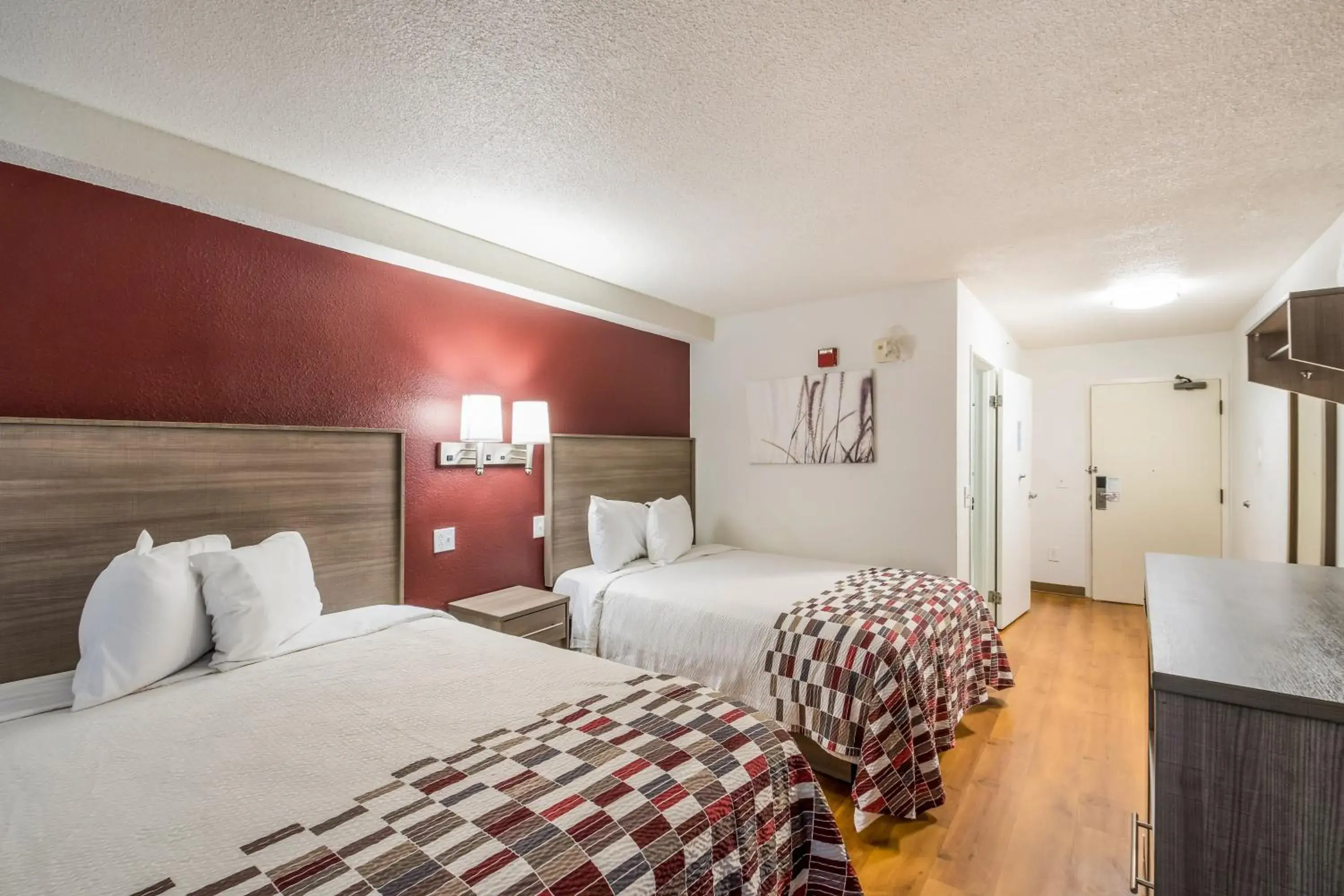 Photo of the whole room, Bed in Red Roof Inn Rochester - Airport