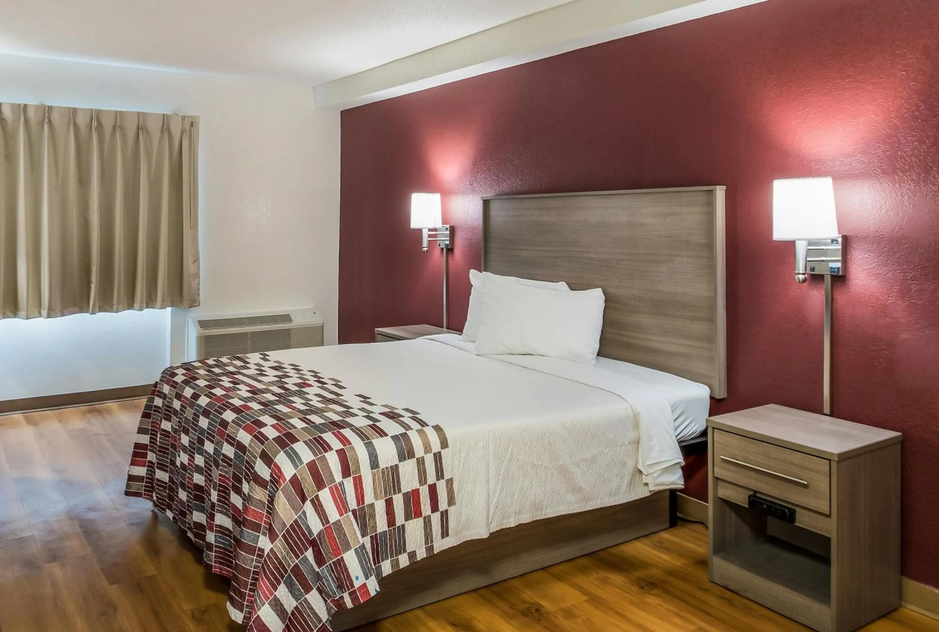 Photo of the whole room, Bed in Red Roof Inn Rochester - Airport