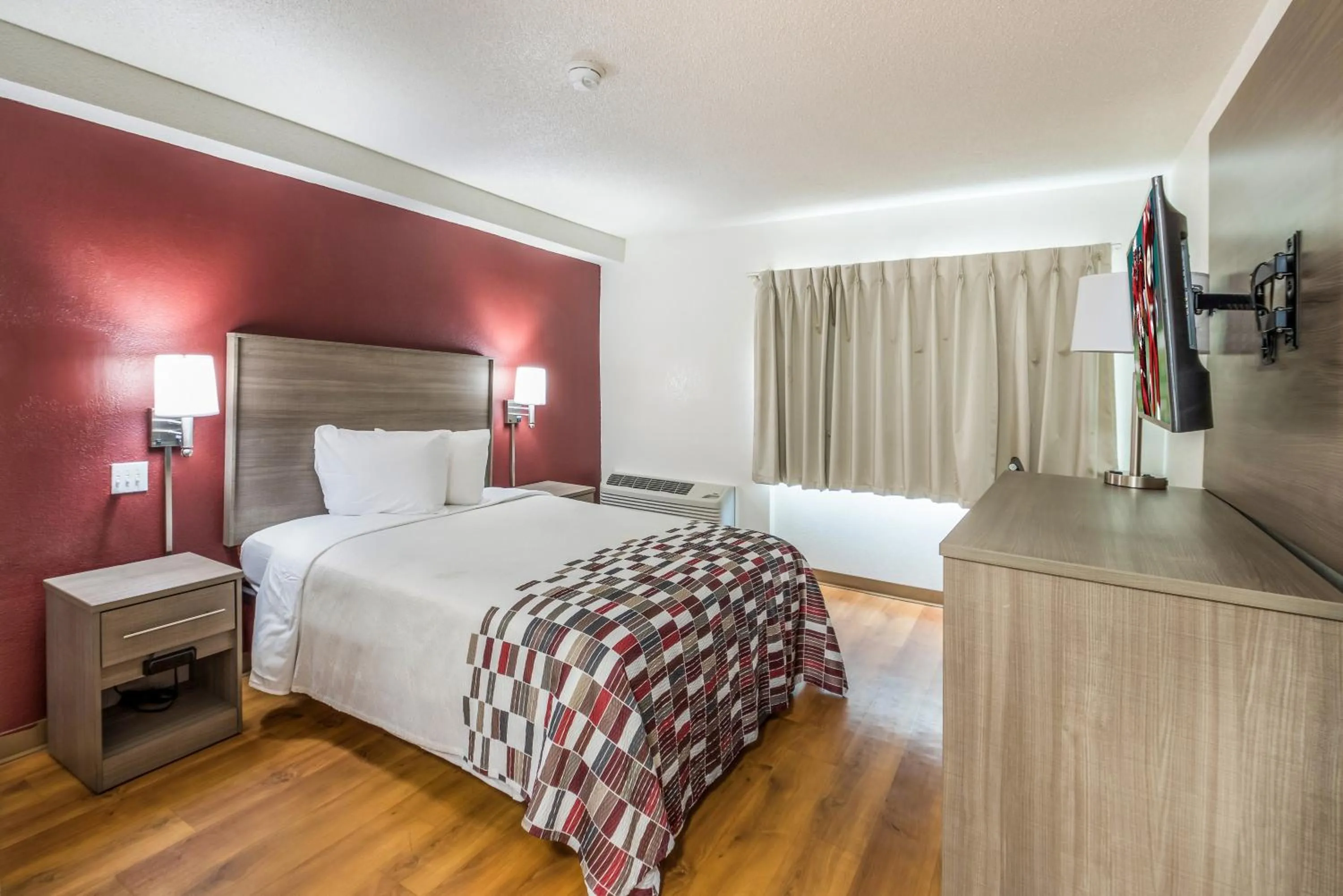 Photo of the whole room, Bed in Red Roof Inn Rochester - Airport