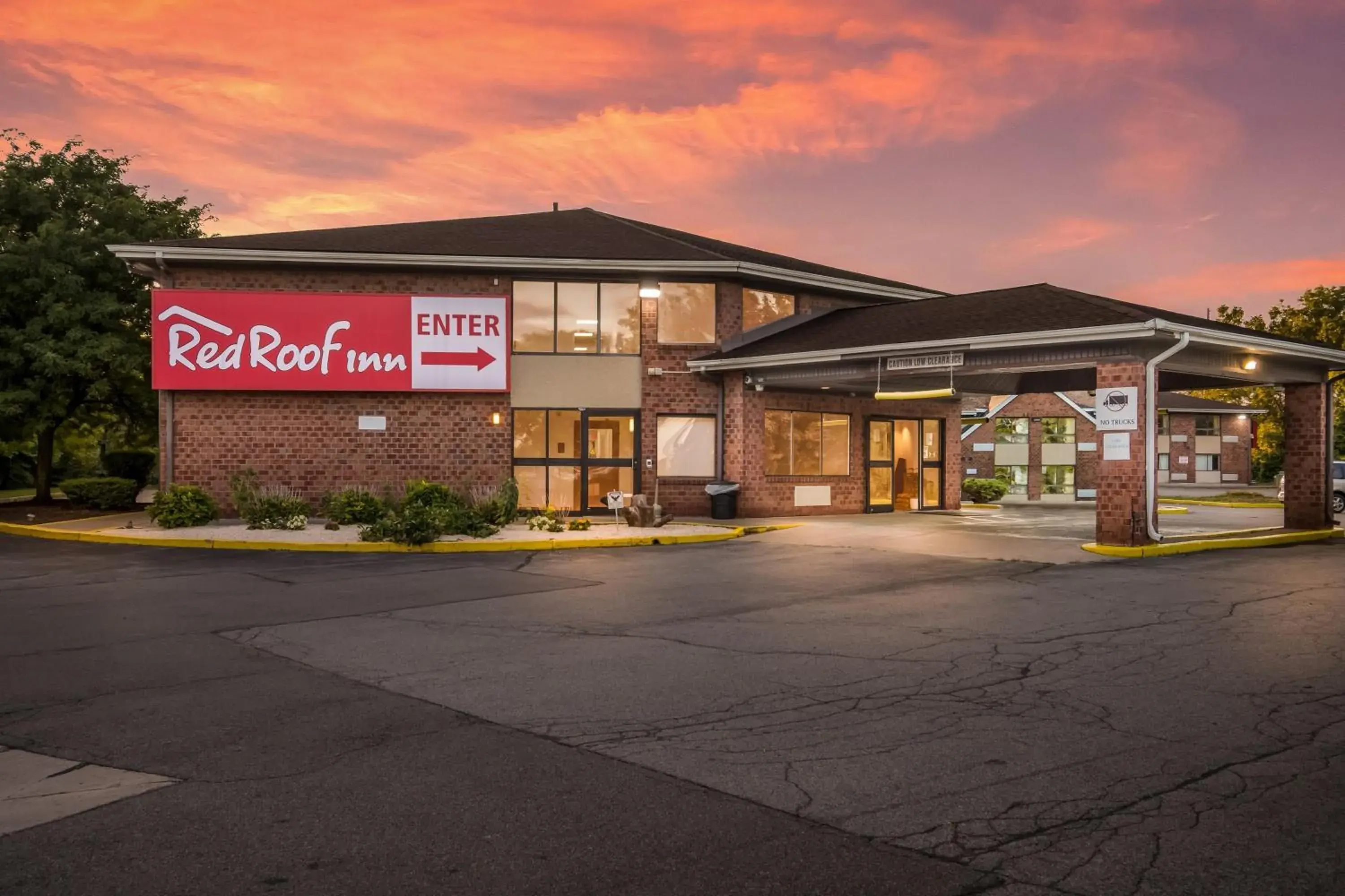 Property Building in Red Roof Inn Rochester - Airport