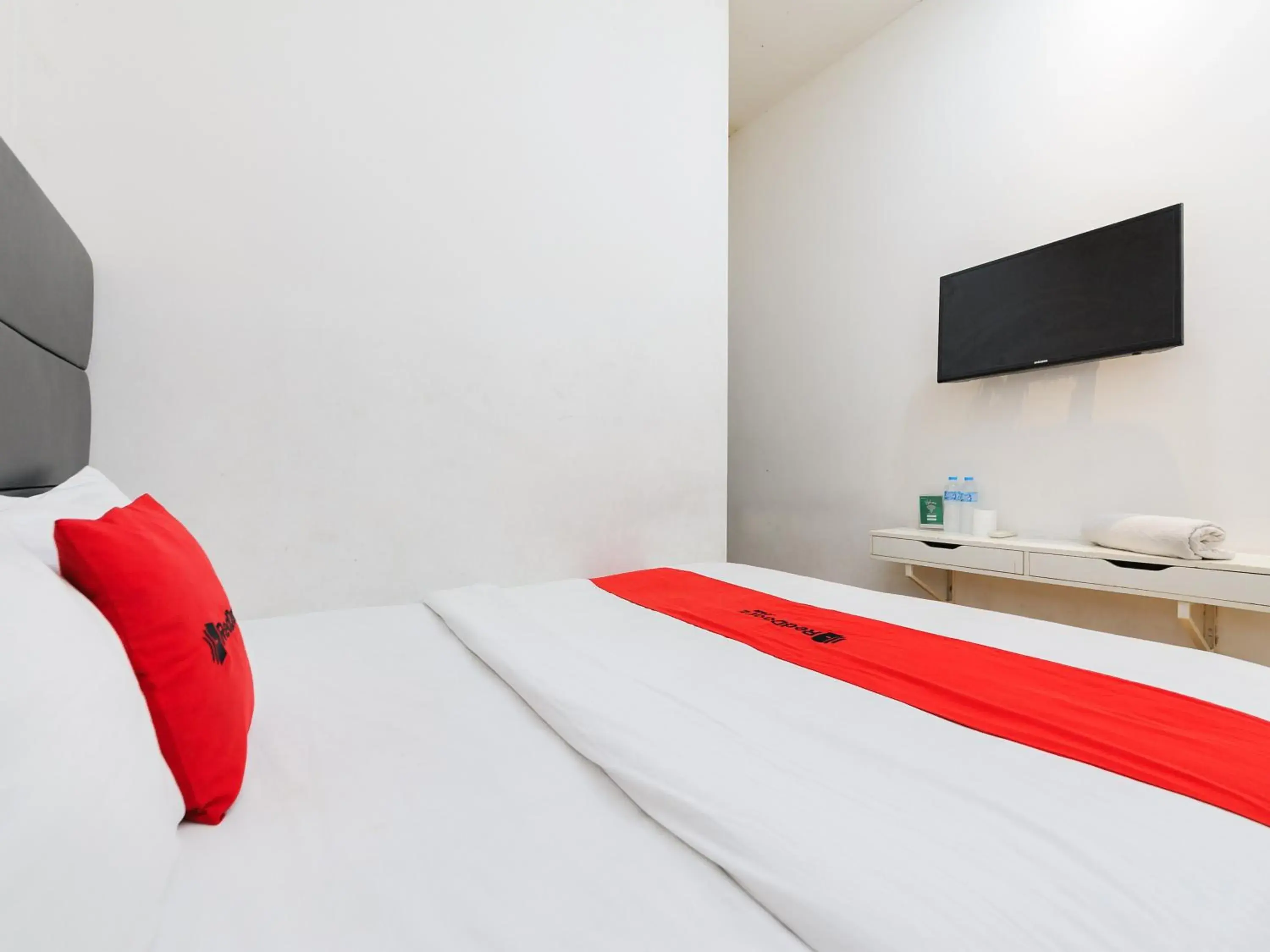 Bedroom in RedDoorz Plus @ Danau Sunter Utara Bedroom in RedDoorz Plus @ Danau Sunter Utara