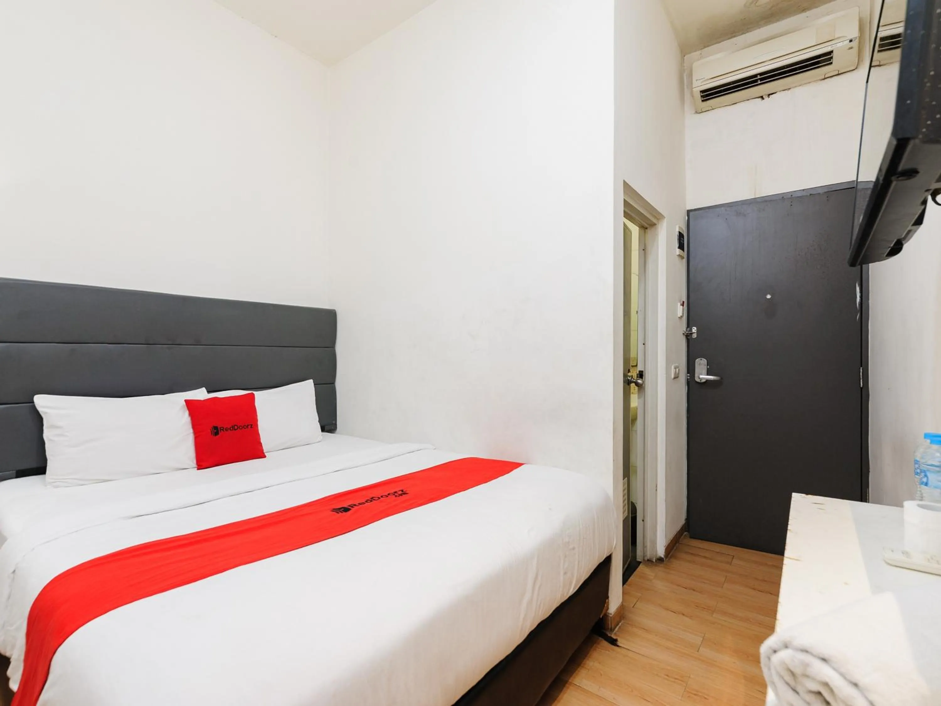 Bathroom, Bed in RedDoorz Plus @ Danau Sunter Utara