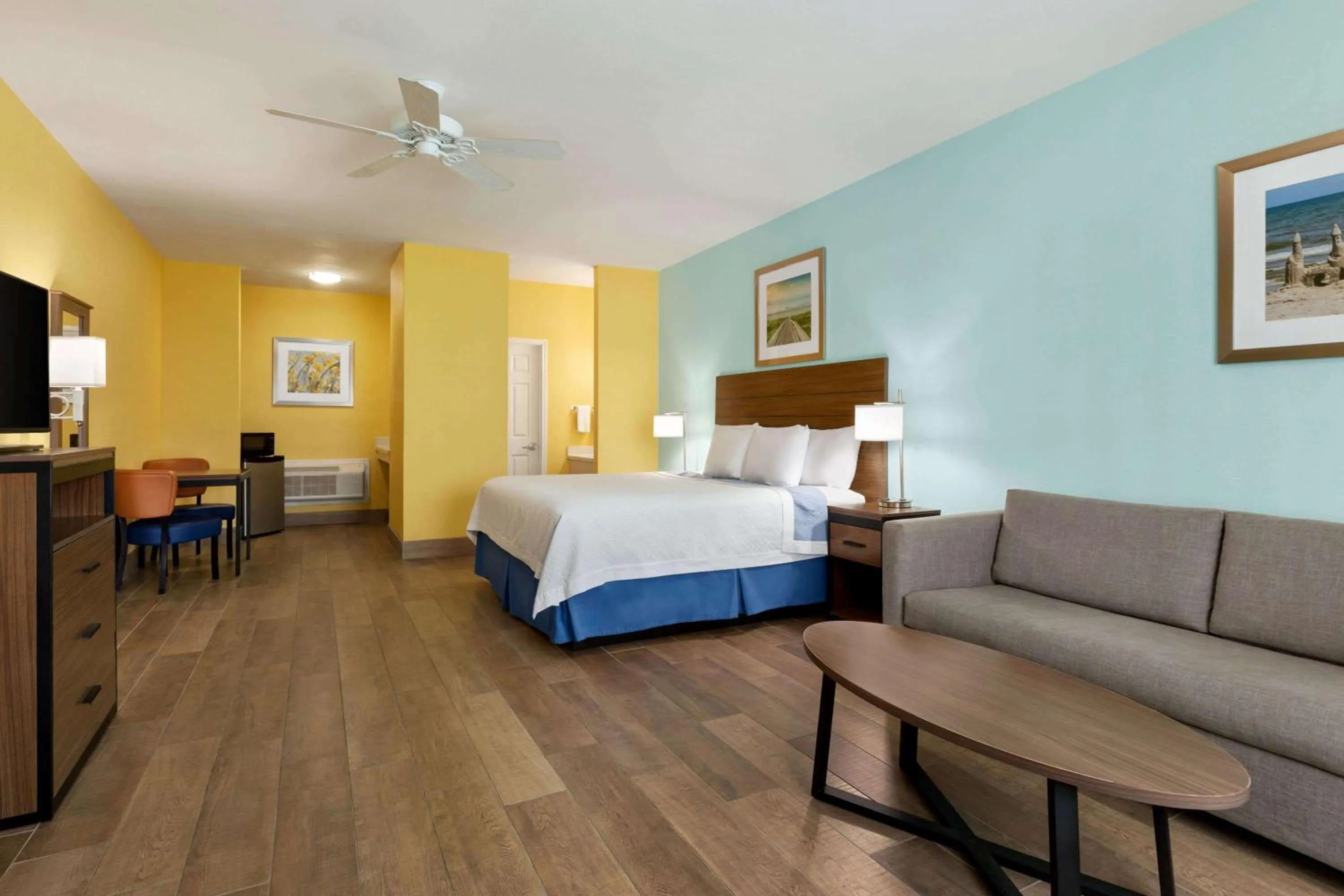 Photo of the whole room, Bed in Days Inn by Wyndham Port Aransas TX
