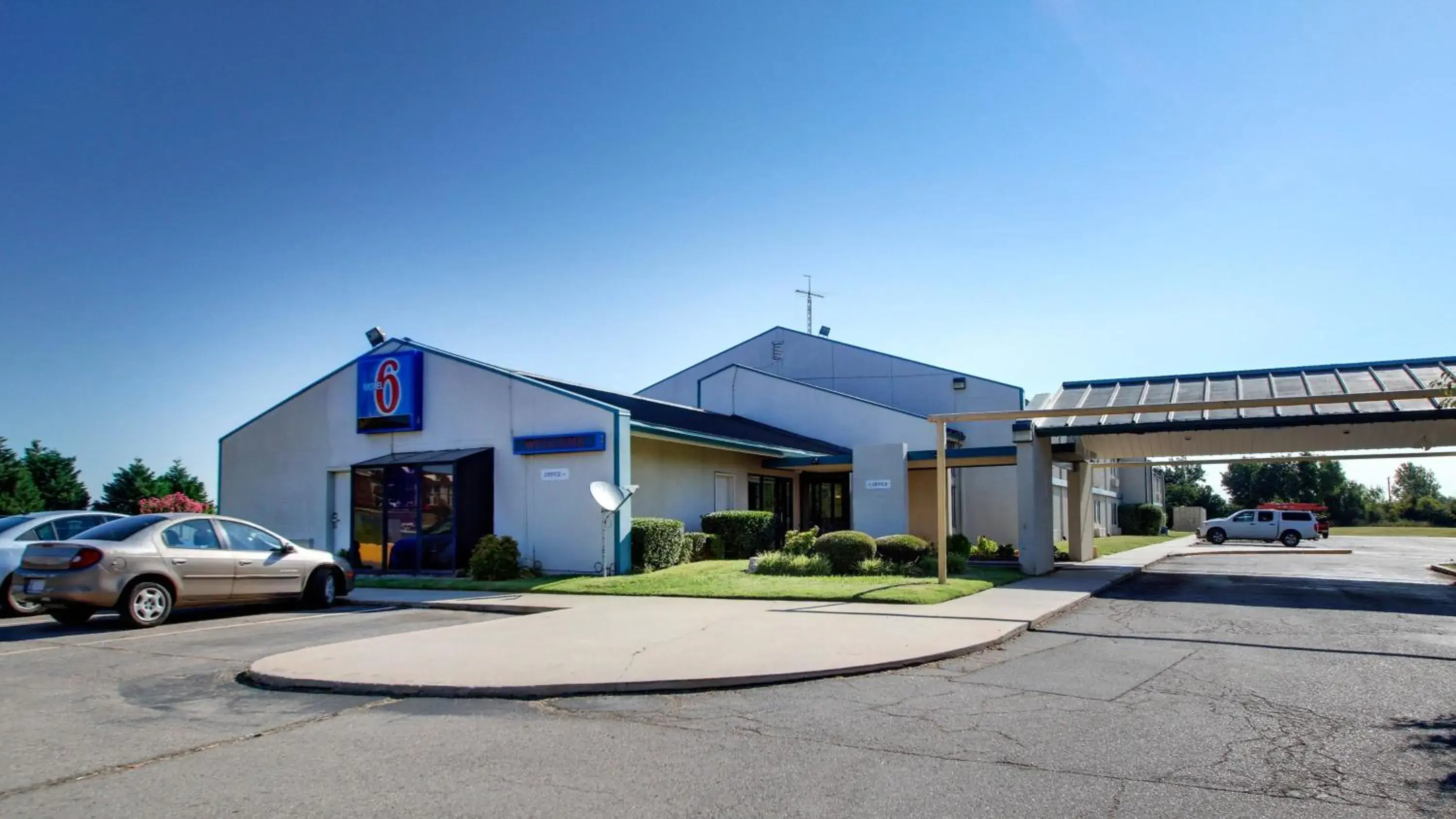 Property building in Baymont Inn & Suites Shawnee Property building in Baymont Inn & Suites Shawnee