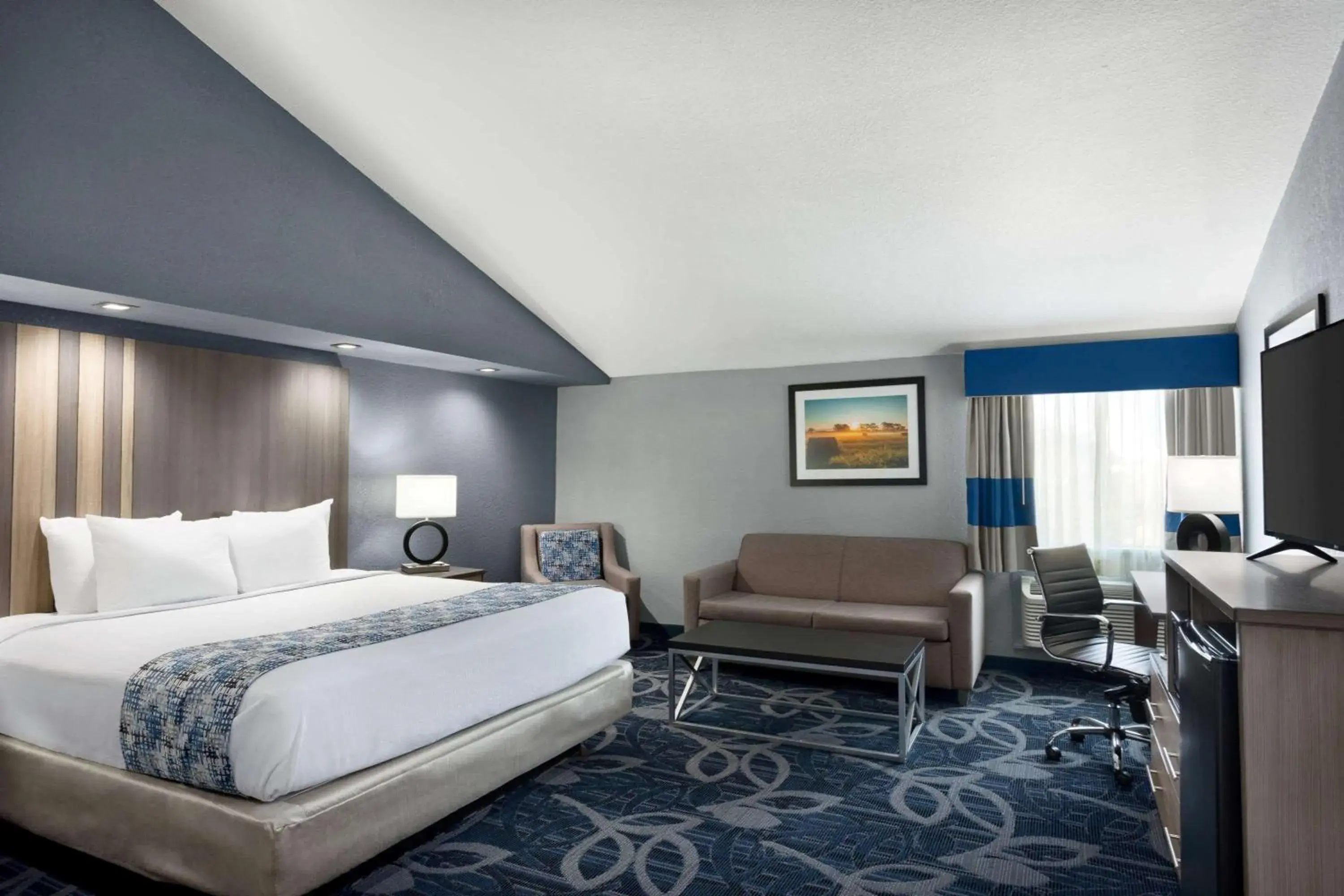 Photo of the whole room, Bed in Baymont Inn & Suites Shawnee Photo of the whole room, Bed in Baymont Inn & Suites Shawnee