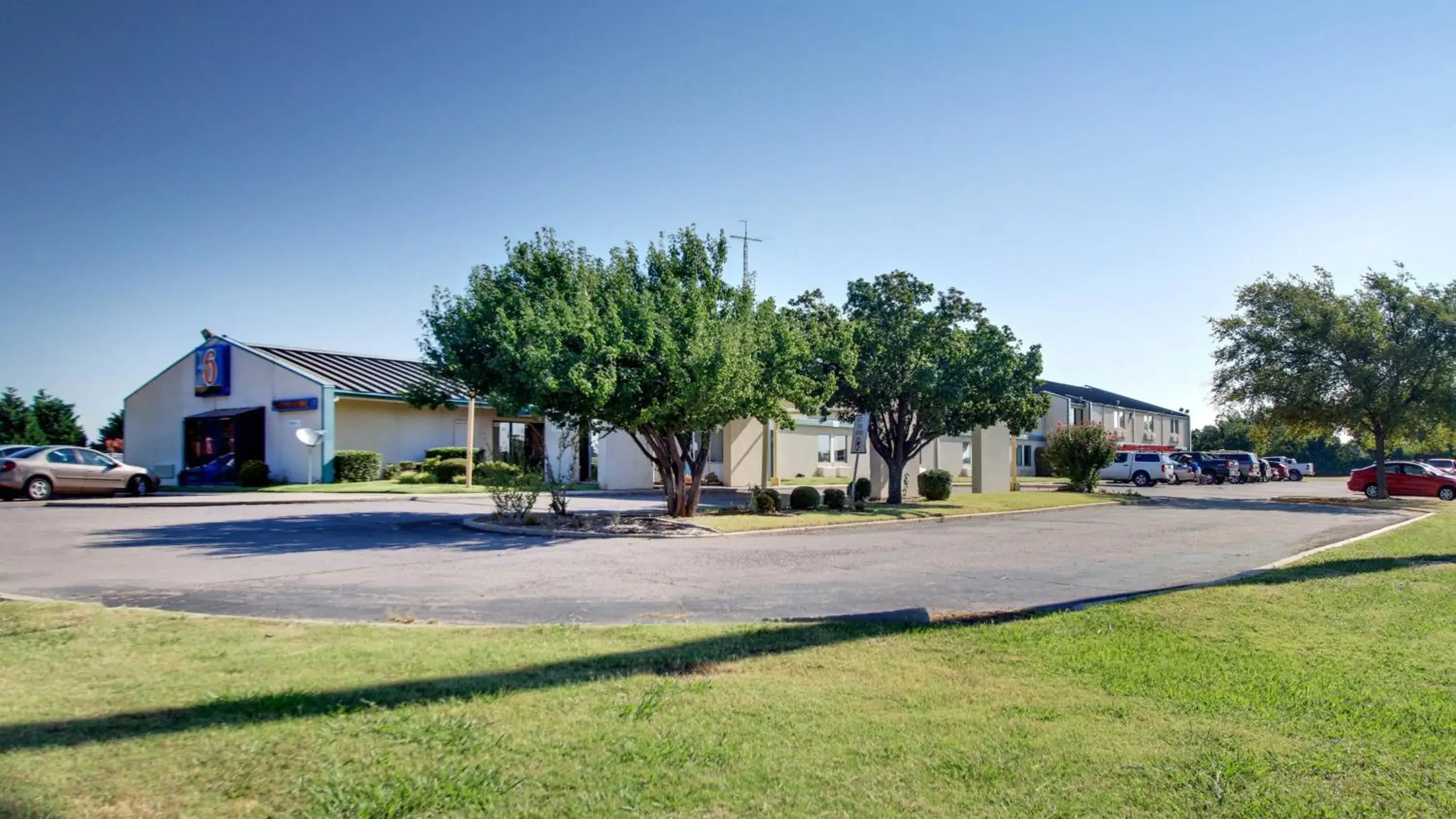 Property building in Baymont Inn & Suites Shawnee Property building in Baymont Inn & Suites Shawnee